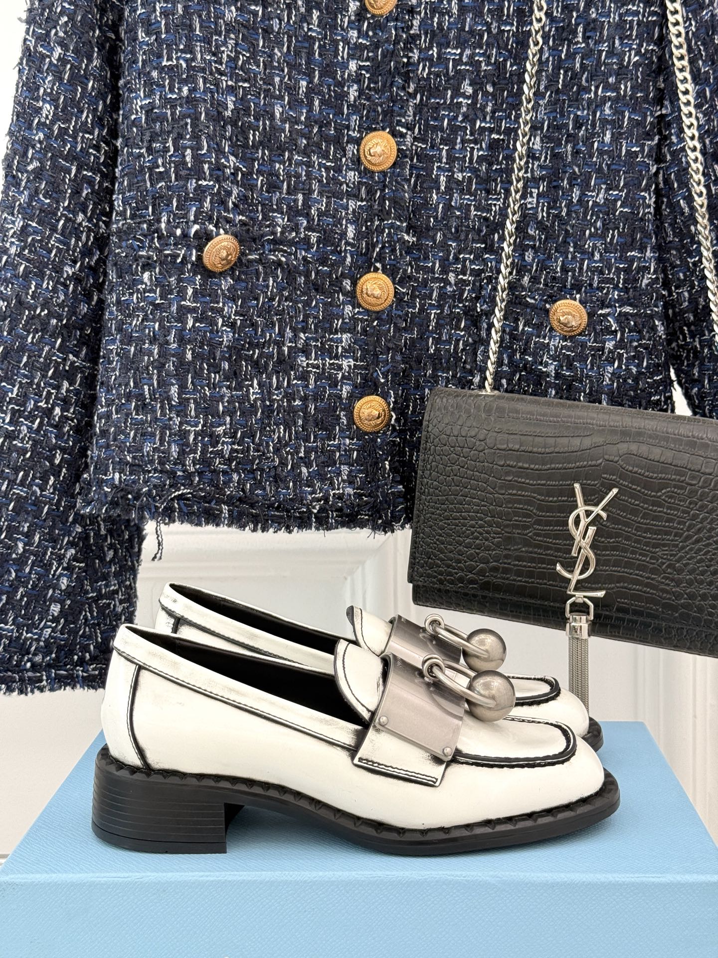 
Prada/普拉达25WF新品
复古五金装饰乐福鞋
经典百搭四季可穿 帅气十足
日常穿搭、上班通勤的搭