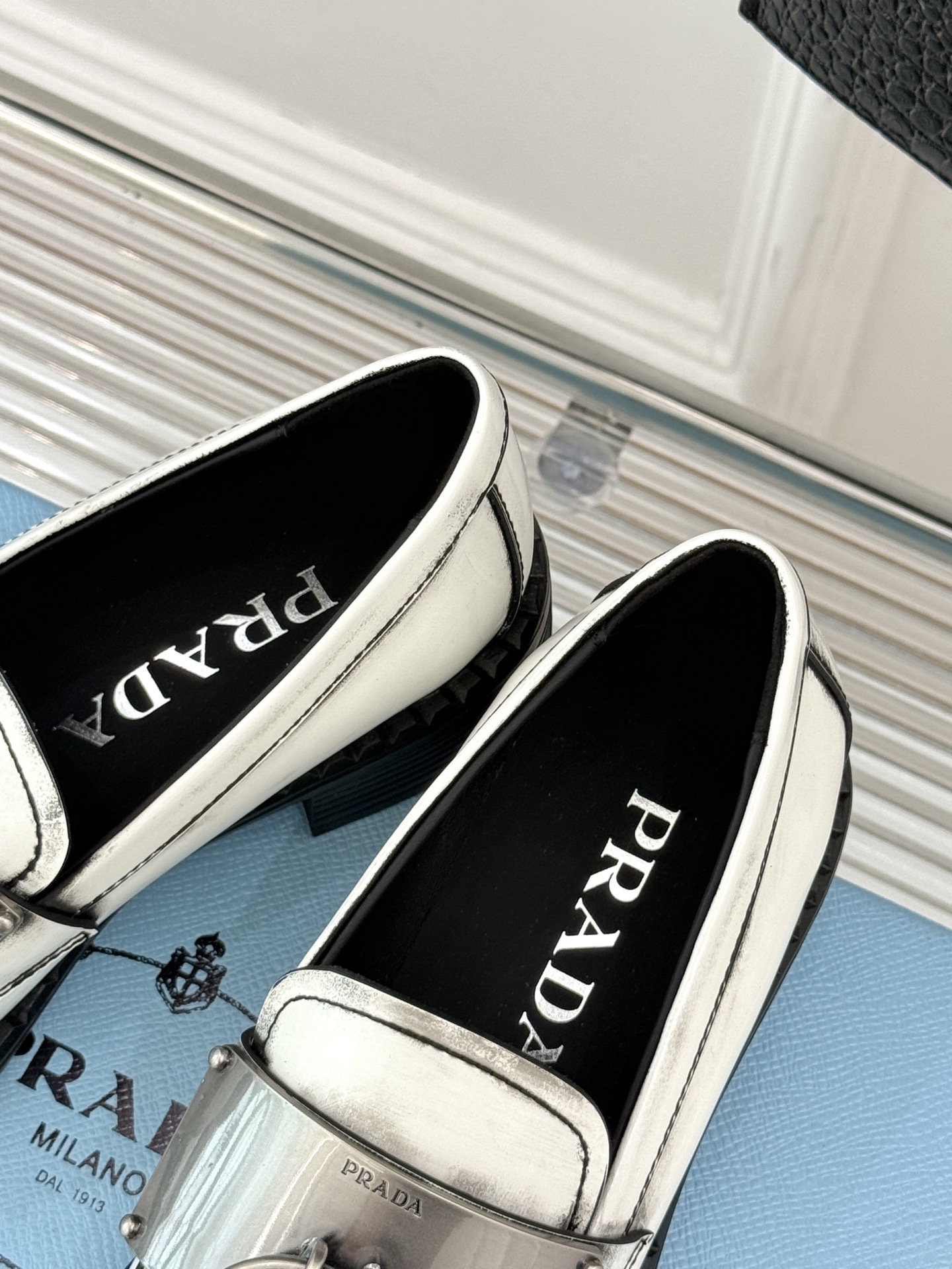 
Prada/普拉达25WF新品
复古五金装饰乐福鞋
经典百搭四季可穿 帅气十足
日常穿搭、上班通勤的搭