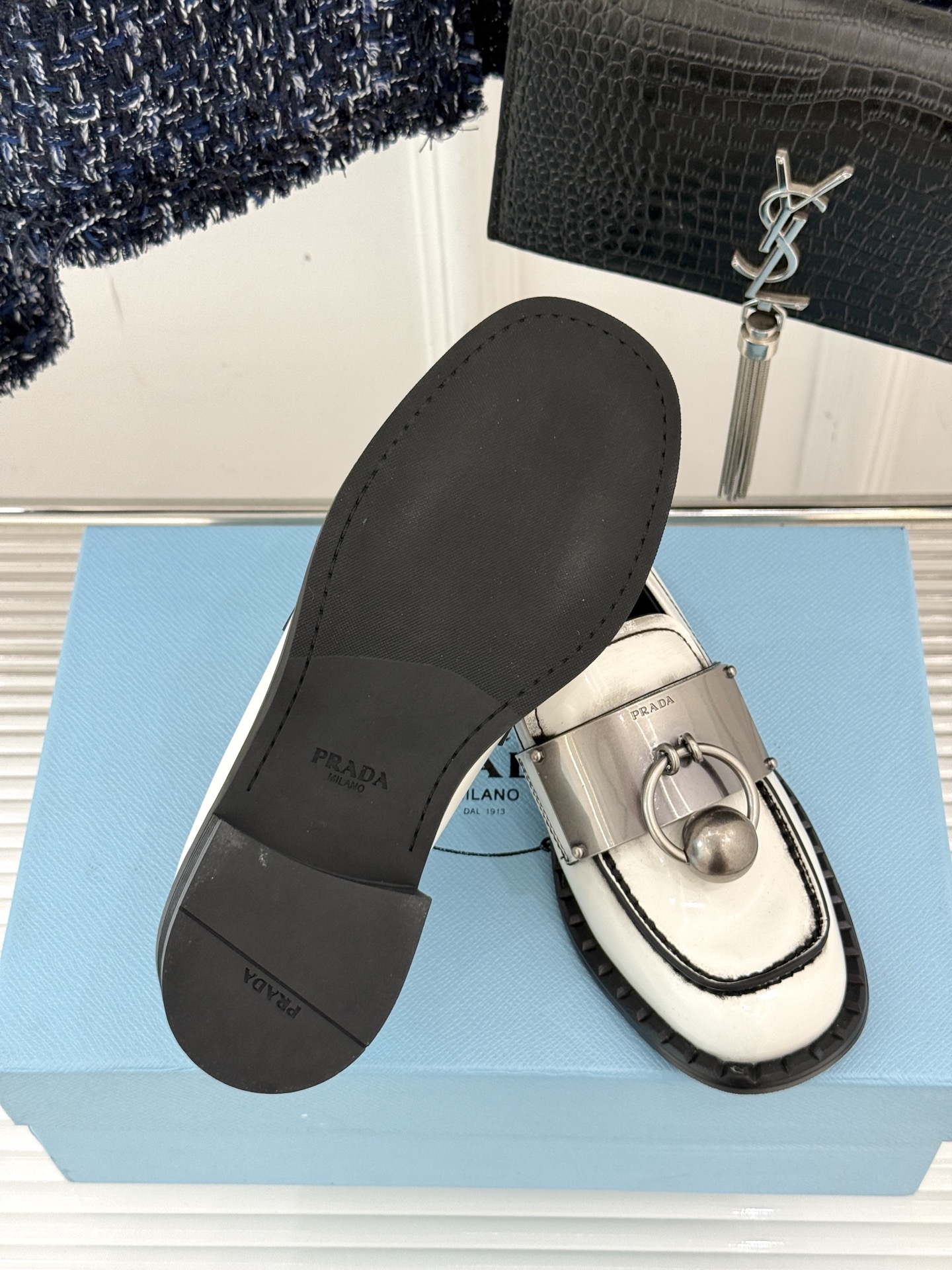 
Prada/普拉达25WF新品
复古五金装饰乐福鞋
经典百搭四季可穿 帅气十足
日常穿搭、上班通勤的搭
