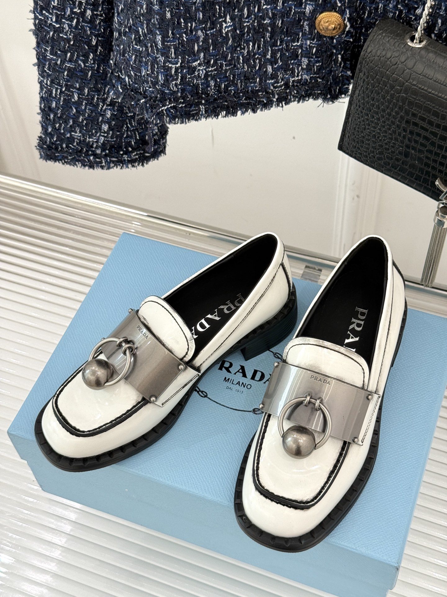 
Prada/普拉达25WF新品
复古五金装饰乐福鞋
经典百搭四季可穿 帅气十足
日常穿搭、上班通勤的搭