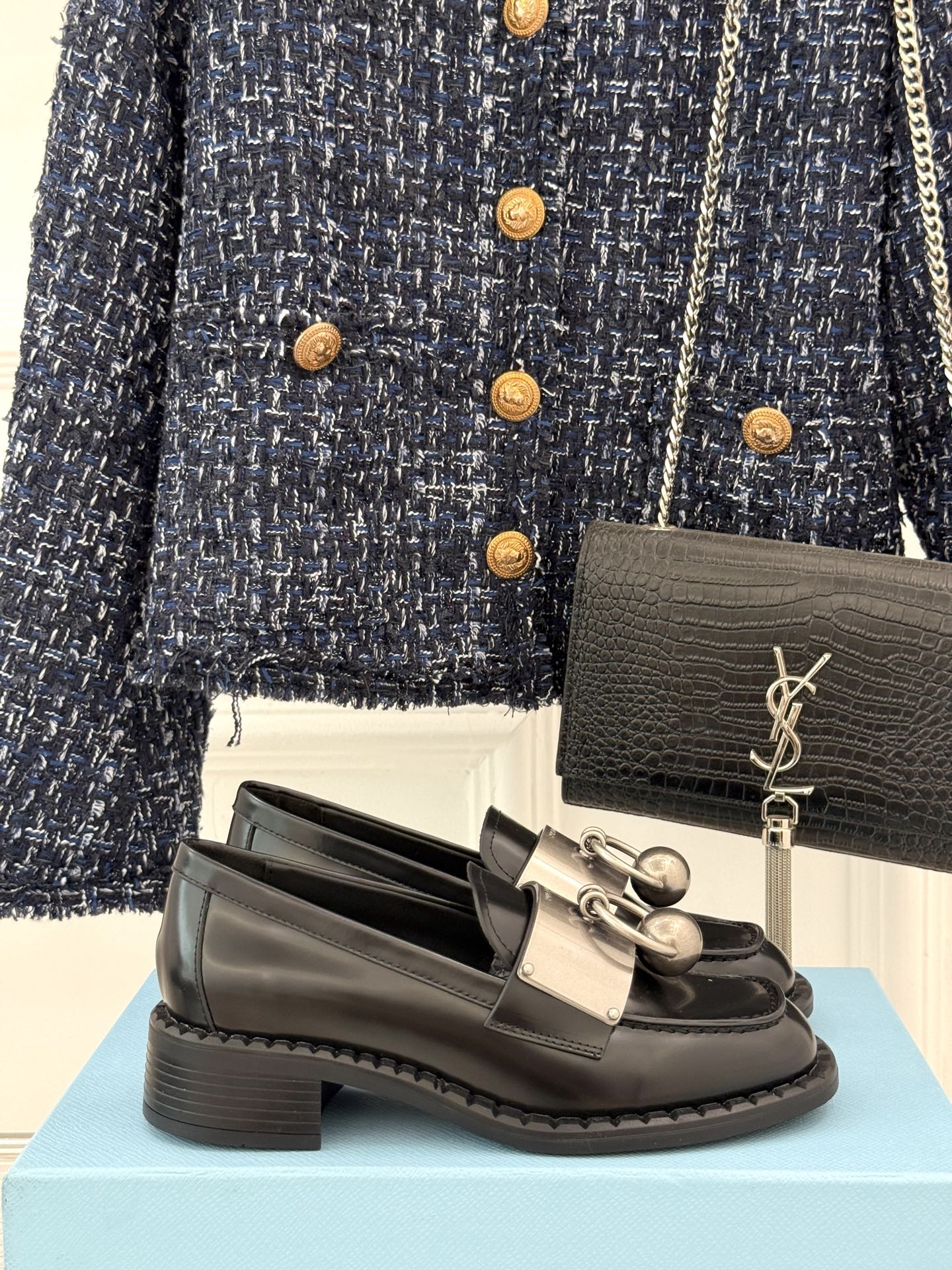 
Prada/普拉达25WF新品
复古五金装饰乐福鞋
经典百搭四季可穿 帅气十足
日常穿搭、上班通勤的搭