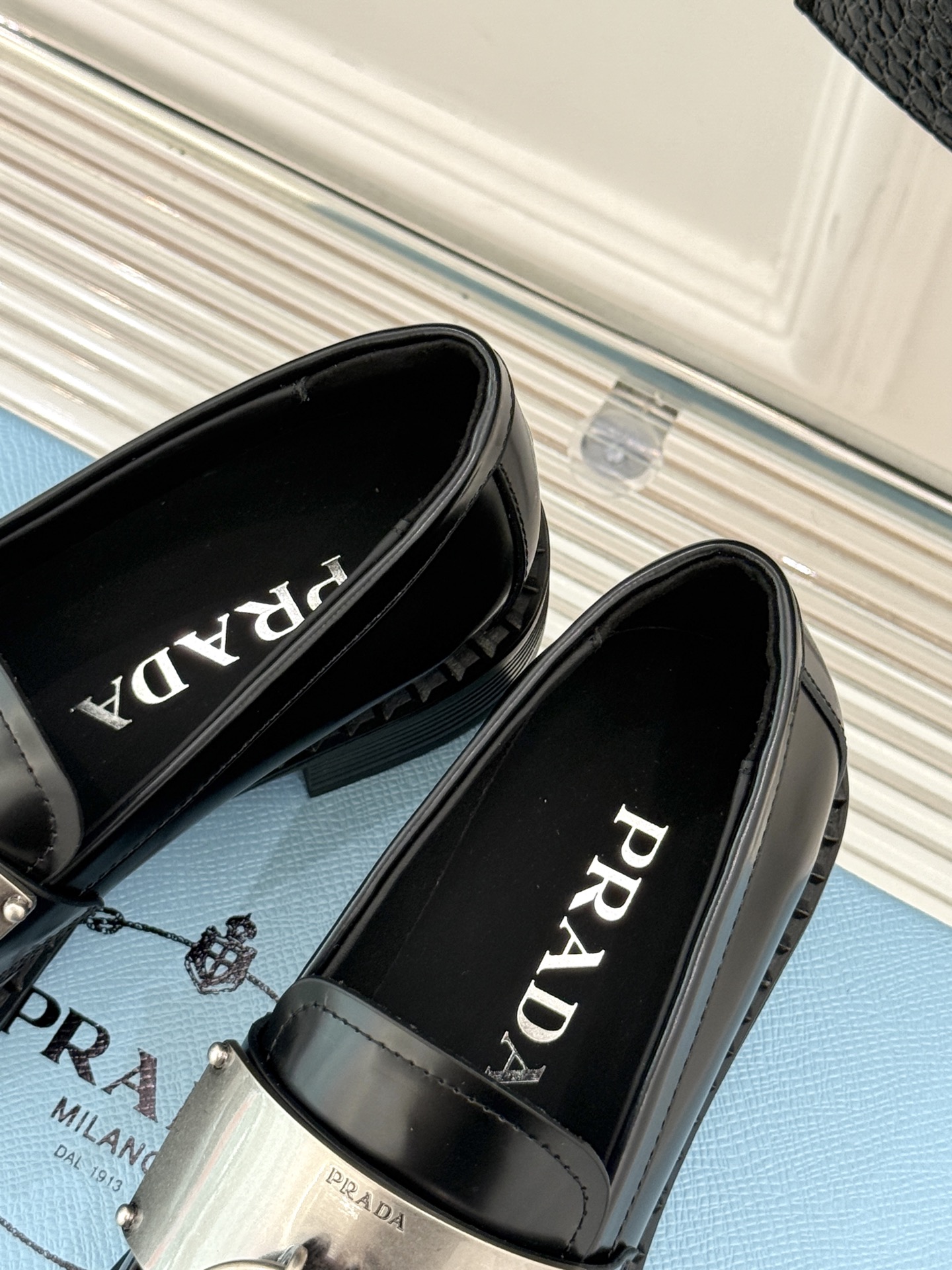 
Prada/普拉达25WF新品
复古五金装饰乐福鞋
经典百搭四季可穿 帅气十足
日常穿搭、上班通勤的搭