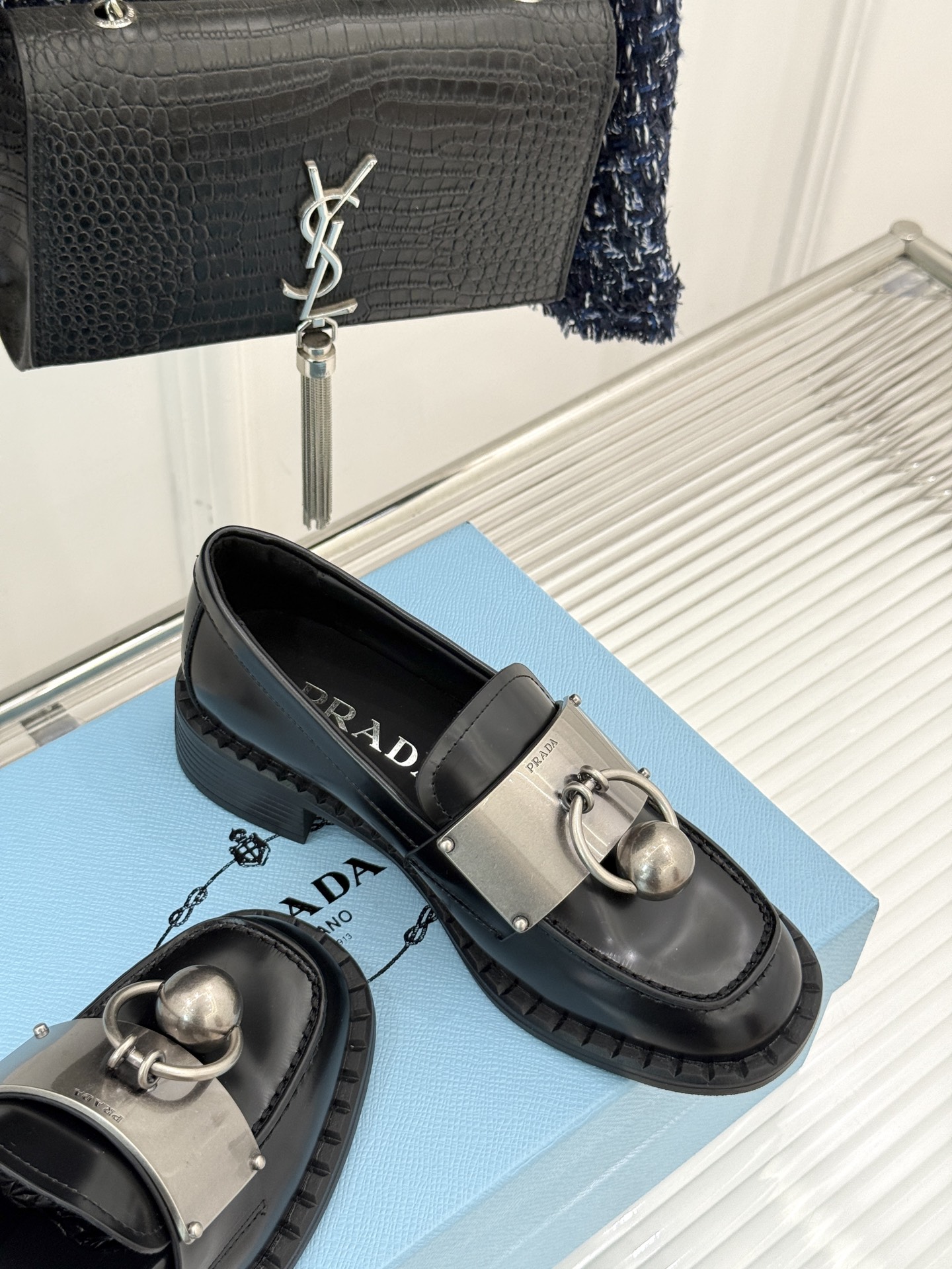 
Prada/普拉达25WF新品
复古五金装饰乐福鞋
经典百搭四季可穿 帅气十足
日常穿搭、上班通勤的搭