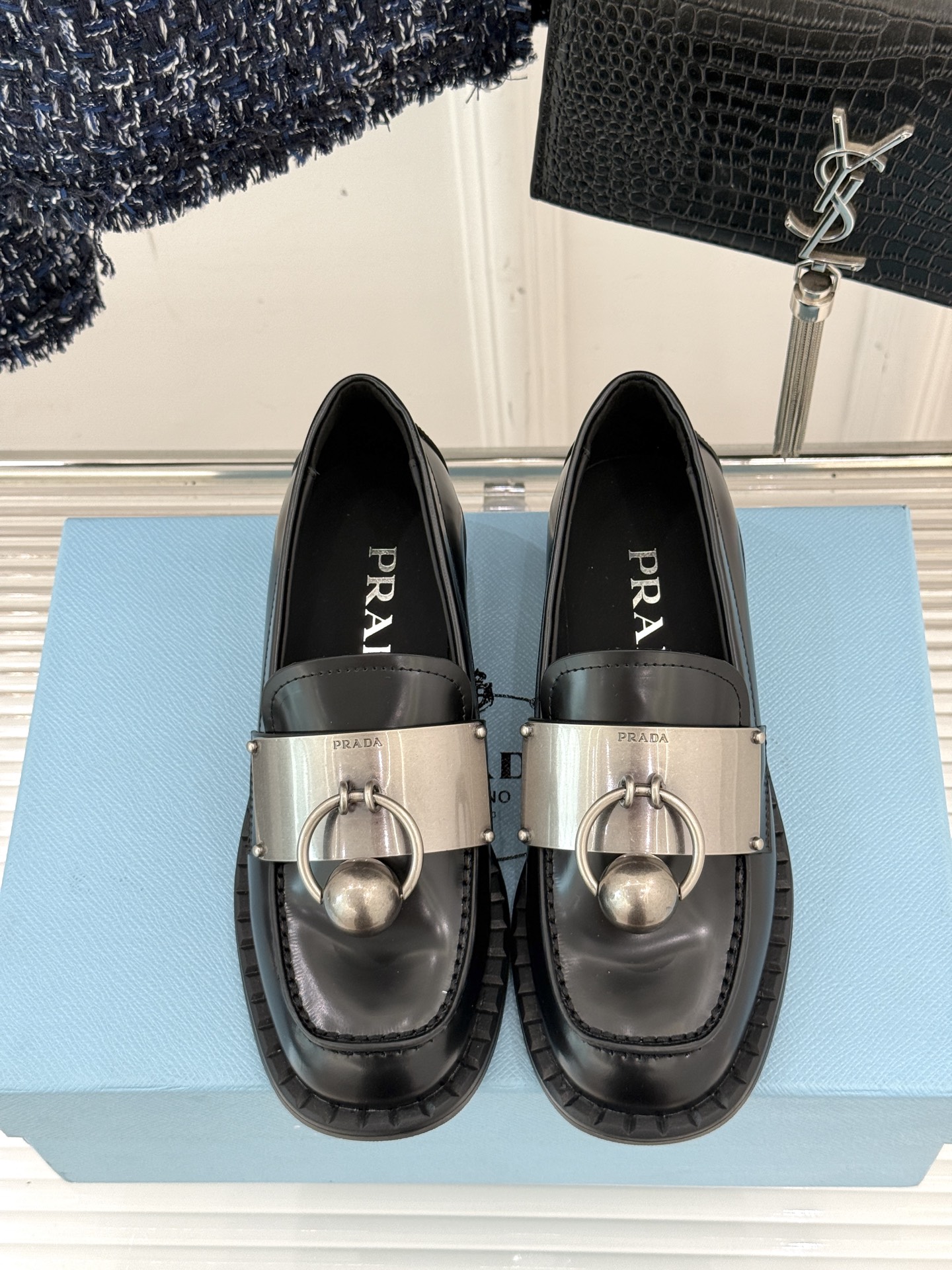 
Prada/普拉达25WF新品
复古五金装饰乐福鞋
经典百搭四季可穿 帅气十足
日常穿搭、上班通勤的搭