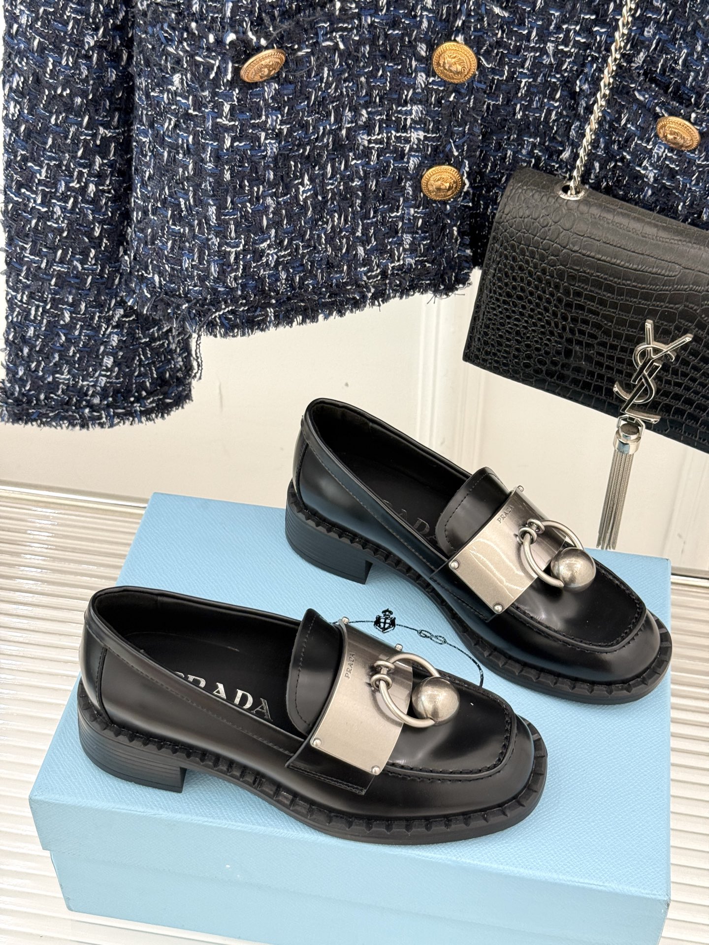 
Prada/普拉达25WF新品
复古五金装饰乐福鞋
经典百搭四季可穿 帅气十足
日常穿搭、上班通勤的搭