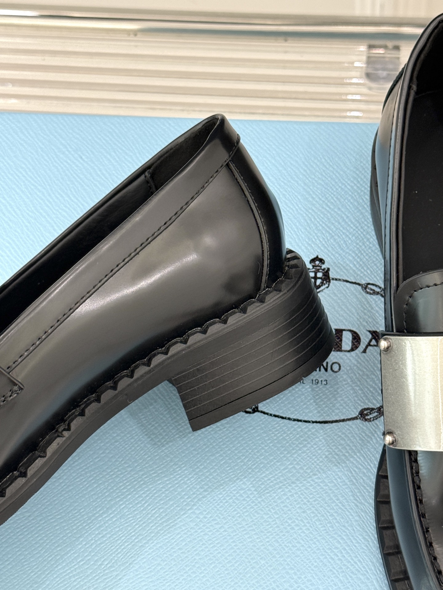 
Prada/普拉达25WF新品
复古五金装饰乐福鞋
经典百搭四季可穿 帅气十足
日常穿搭、上班通勤的搭