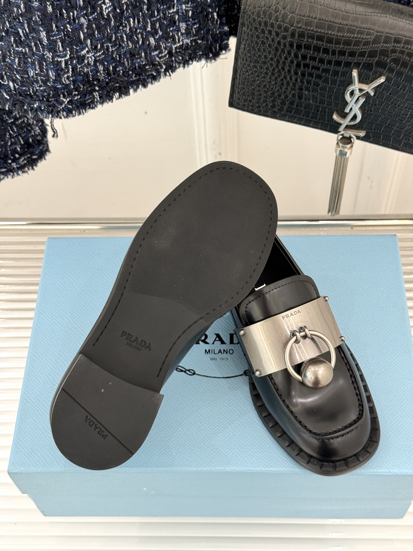 
Prada/普拉达25WF新品
复古五金装饰乐福鞋
经典百搭四季可穿 帅气十足
日常穿搭、上班通勤的搭
