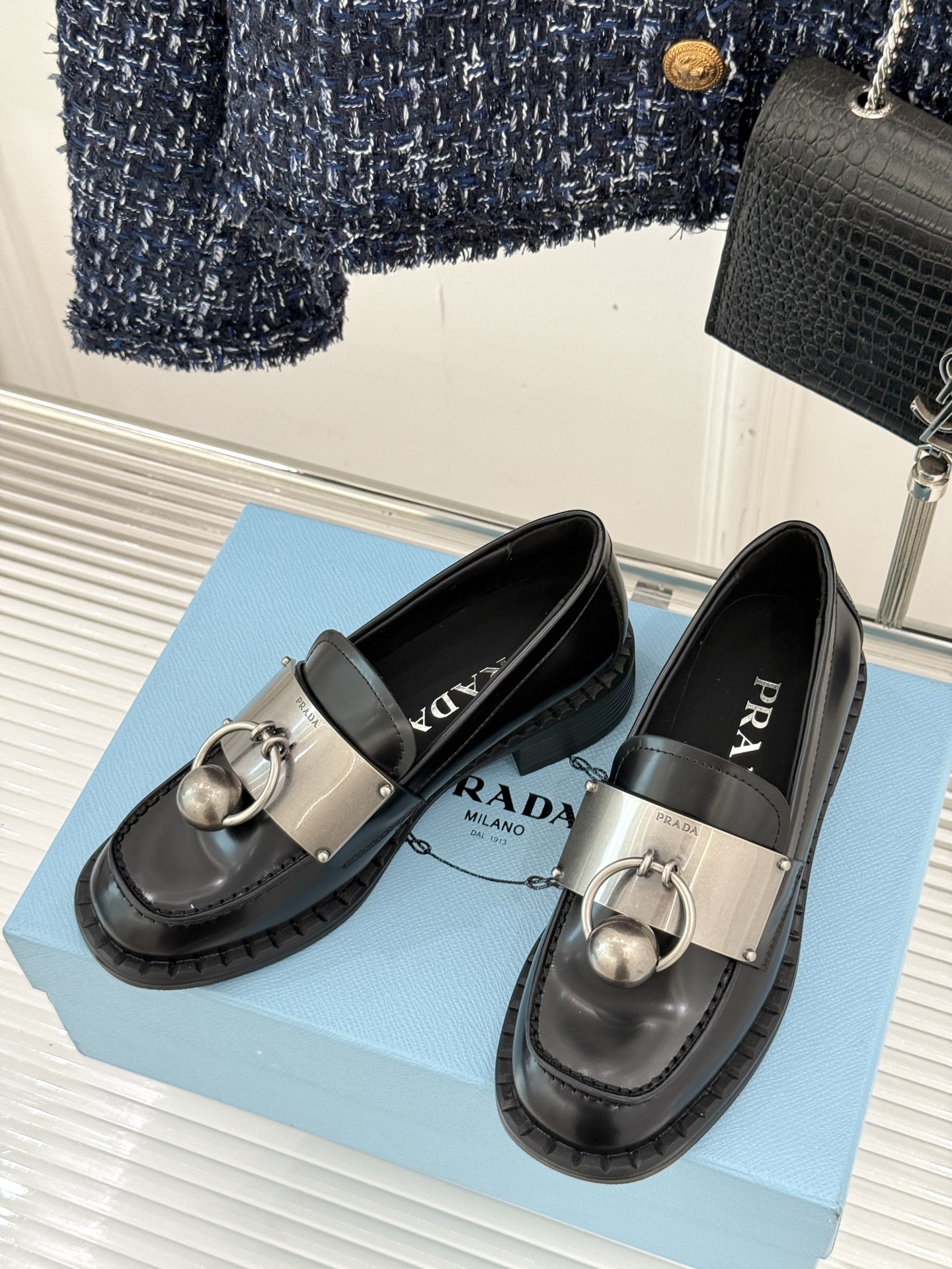 
Prada/普拉达25WF新品
复古五金装饰乐福鞋
经典百搭四季可穿 帅气十足
日常穿搭、上班通勤的搭