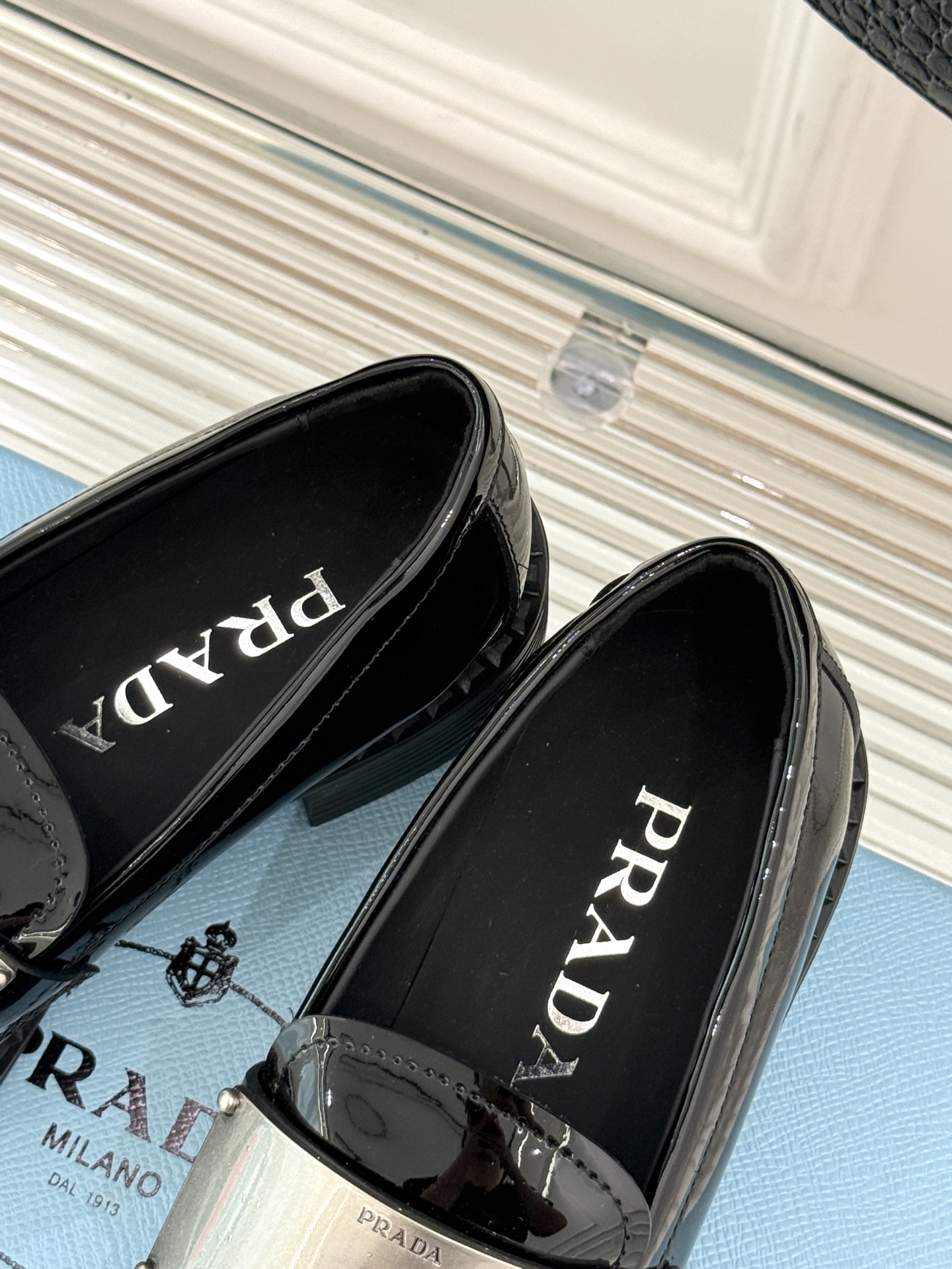 
Prada/普拉达25WF新品
复古五金装饰乐福鞋
经典百搭四季可穿 帅气十足
日常穿搭、上班通勤的搭
