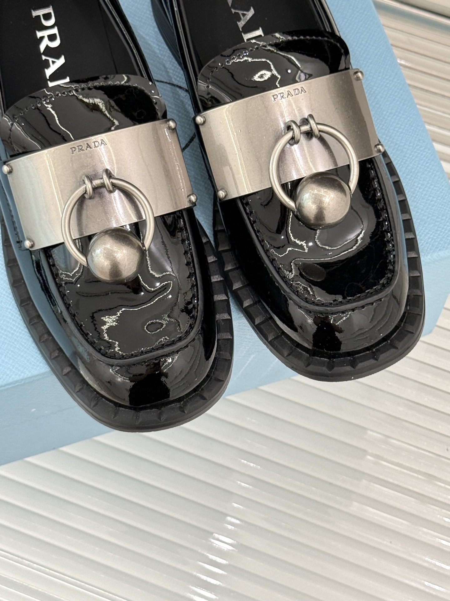 
Prada/普拉达25WF新品
复古五金装饰乐福鞋
经典百搭四季可穿 帅气十足
日常穿搭、上班通勤的搭
