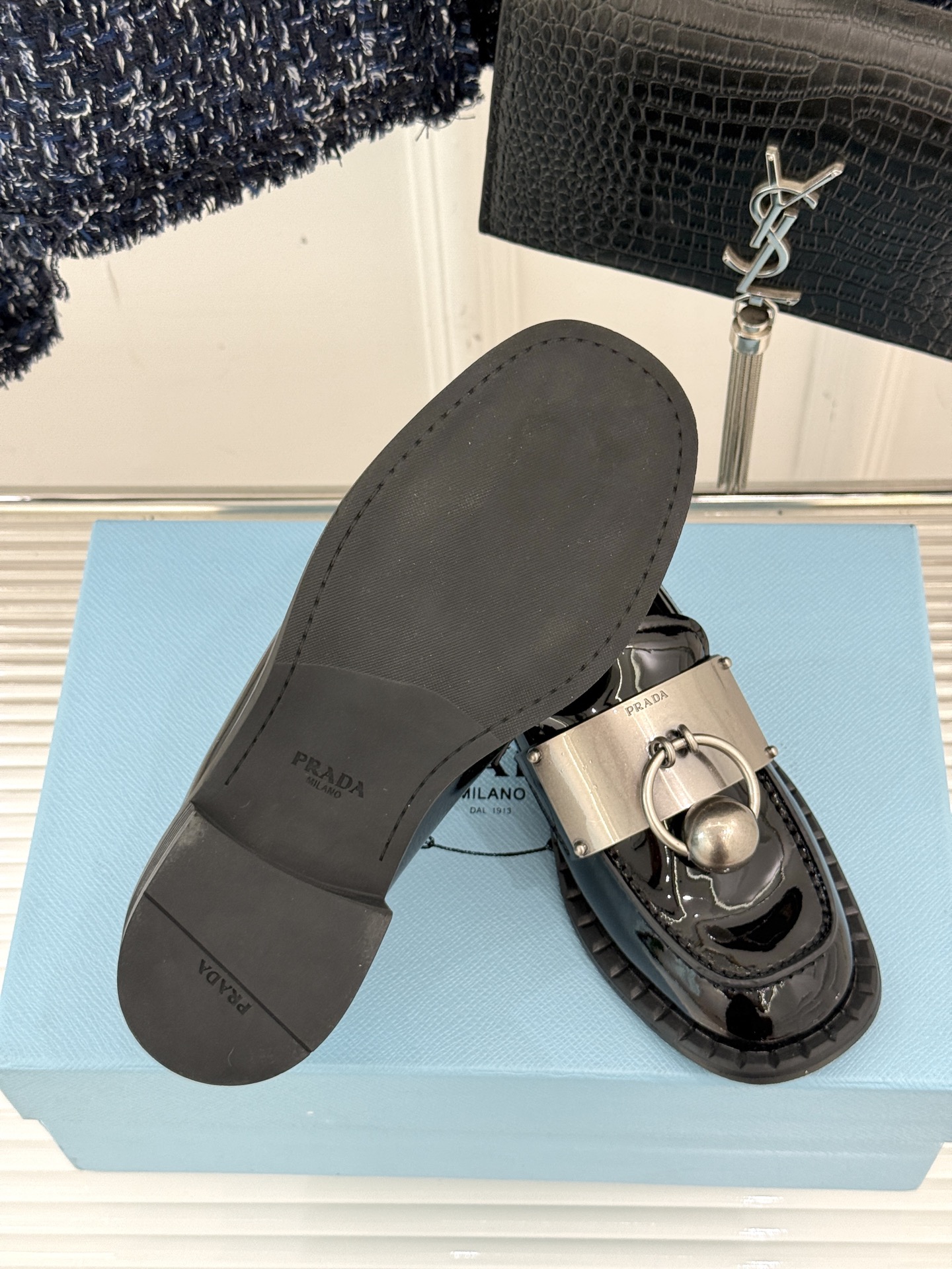 
Prada/普拉达25WF新品
复古五金装饰乐福鞋
经典百搭四季可穿 帅气十足
日常穿搭、上班通勤的搭