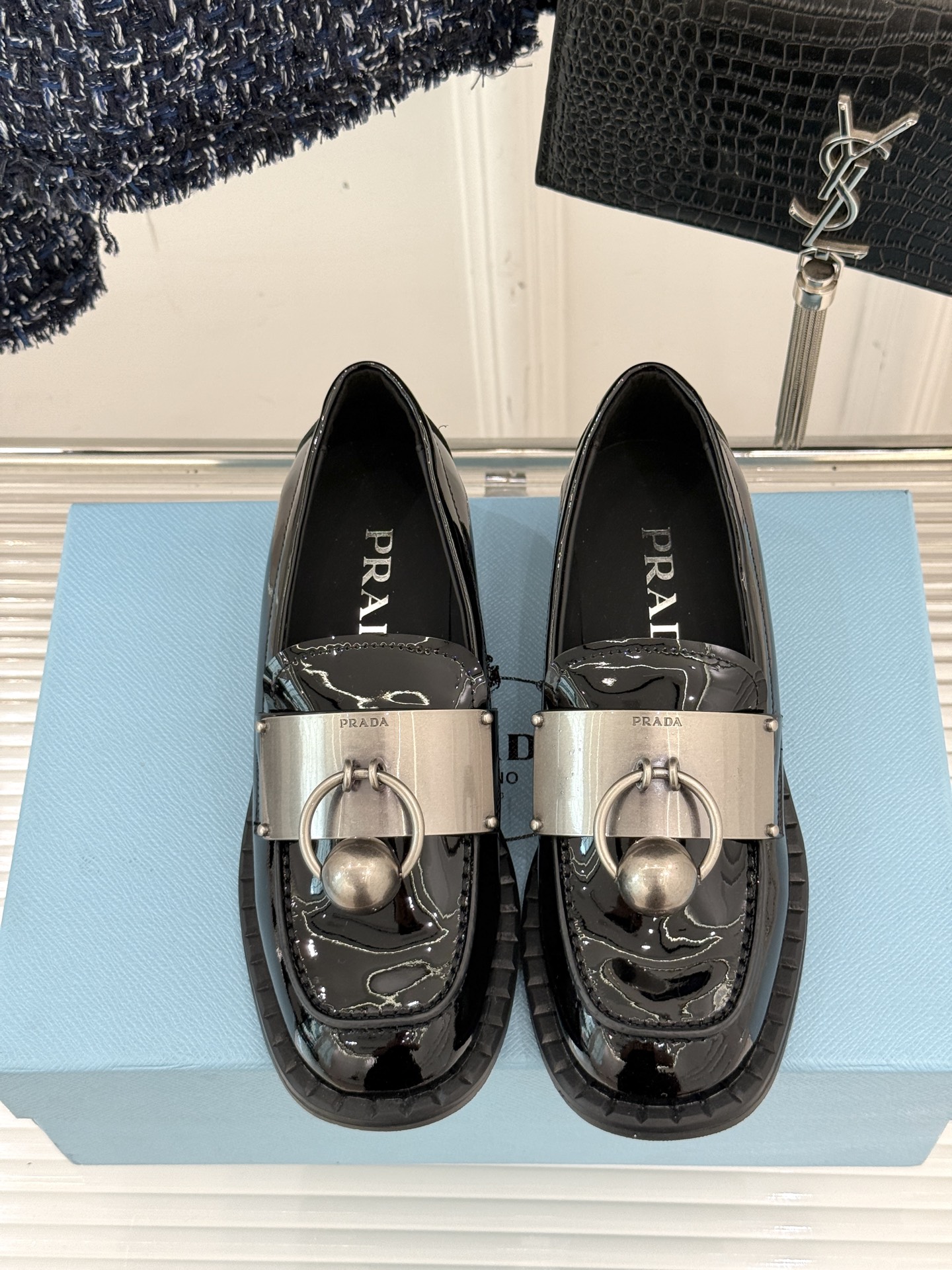 
Prada/普拉达25WF新品
复古五金装饰乐福鞋
经典百搭四季可穿 帅气十足
日常穿搭、上班通勤的搭