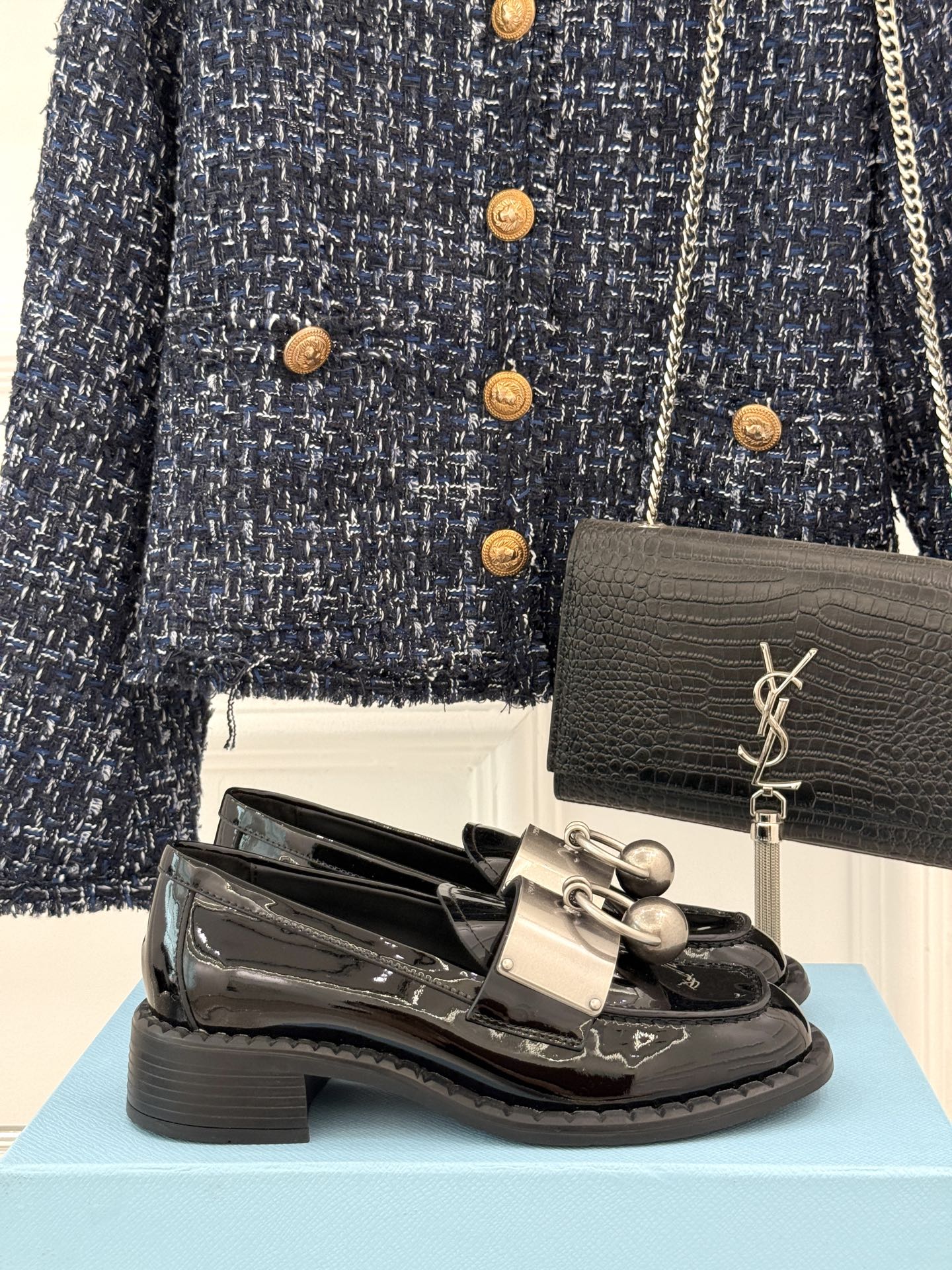 
Prada/普拉达25WF新品
复古五金装饰乐福鞋
经典百搭四季可穿 帅气十足
日常穿搭、上班通勤的搭