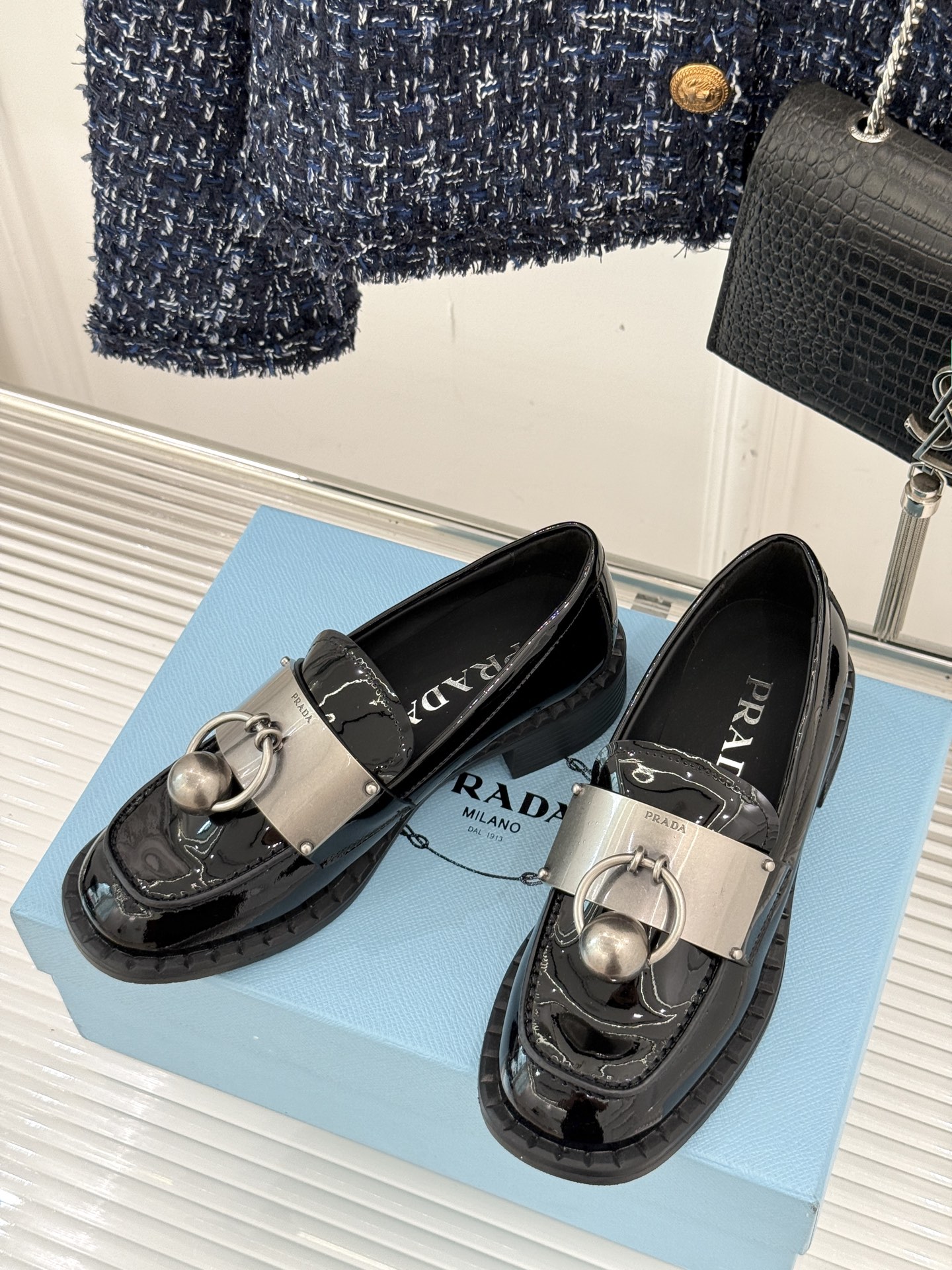 
Prada/普拉达25WF新品
复古五金装饰乐福鞋
经典百搭四季可穿 帅气十足
日常穿搭、上班通勤的搭