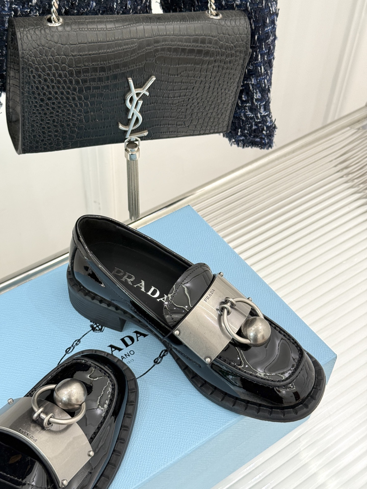 
Prada/普拉达25WF新品
复古五金装饰乐福鞋
经典百搭四季可穿 帅气十足
日常穿搭、上班通勤的搭
