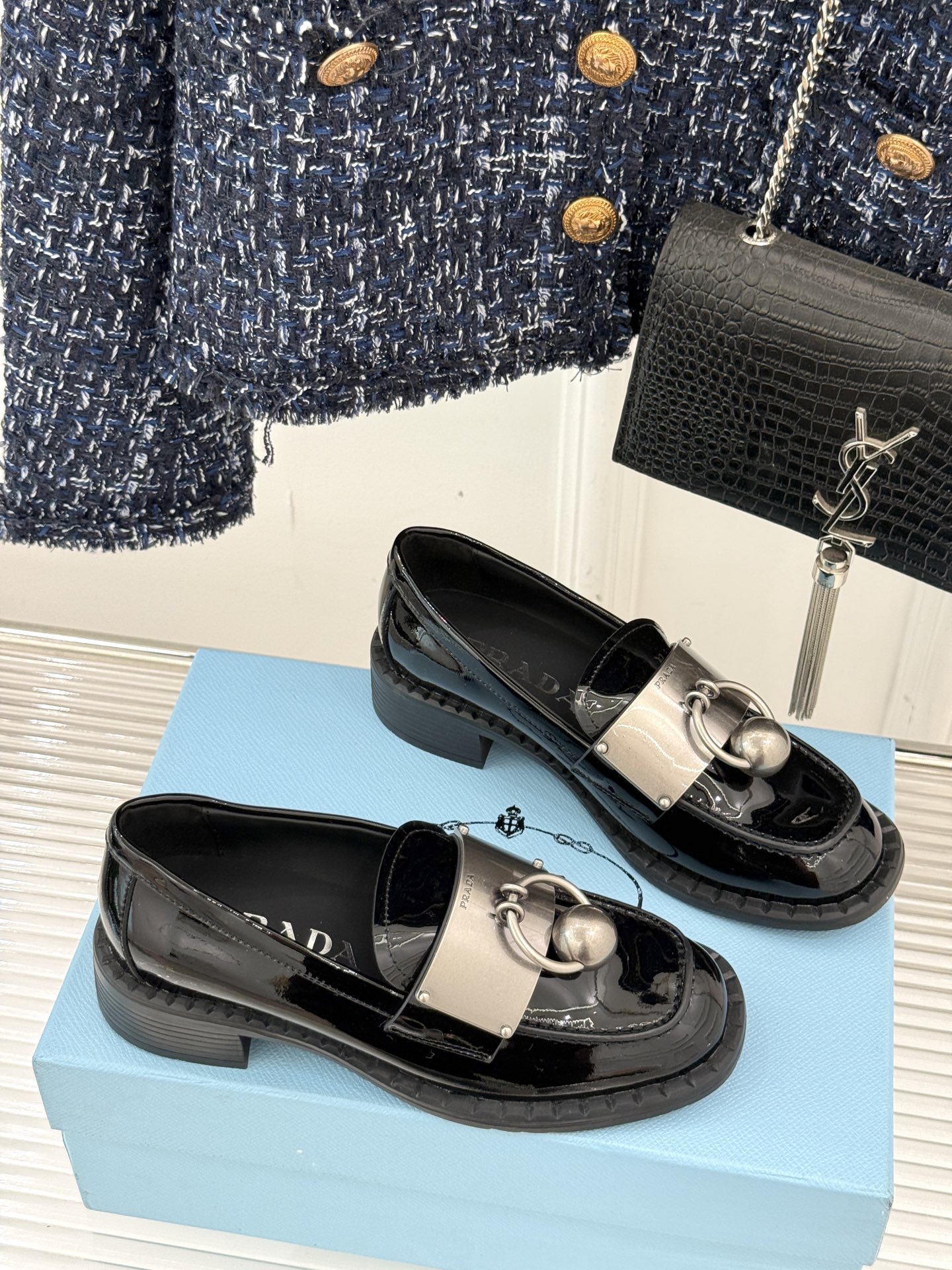 
Prada/普拉达25WF新品
复古五金装饰乐福鞋
经典百搭四季可穿 帅气十足
日常穿搭、上班通勤的搭