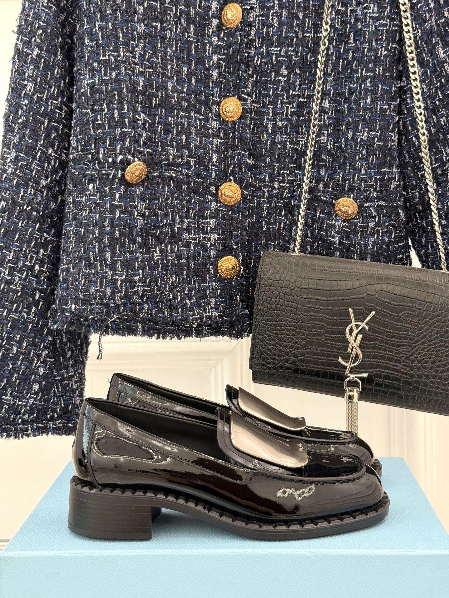 
Prada/普拉达25WF新品
复古五金装饰乐福鞋
经典百搭四季可穿 帅气十足
日常穿搭、上班通勤的搭