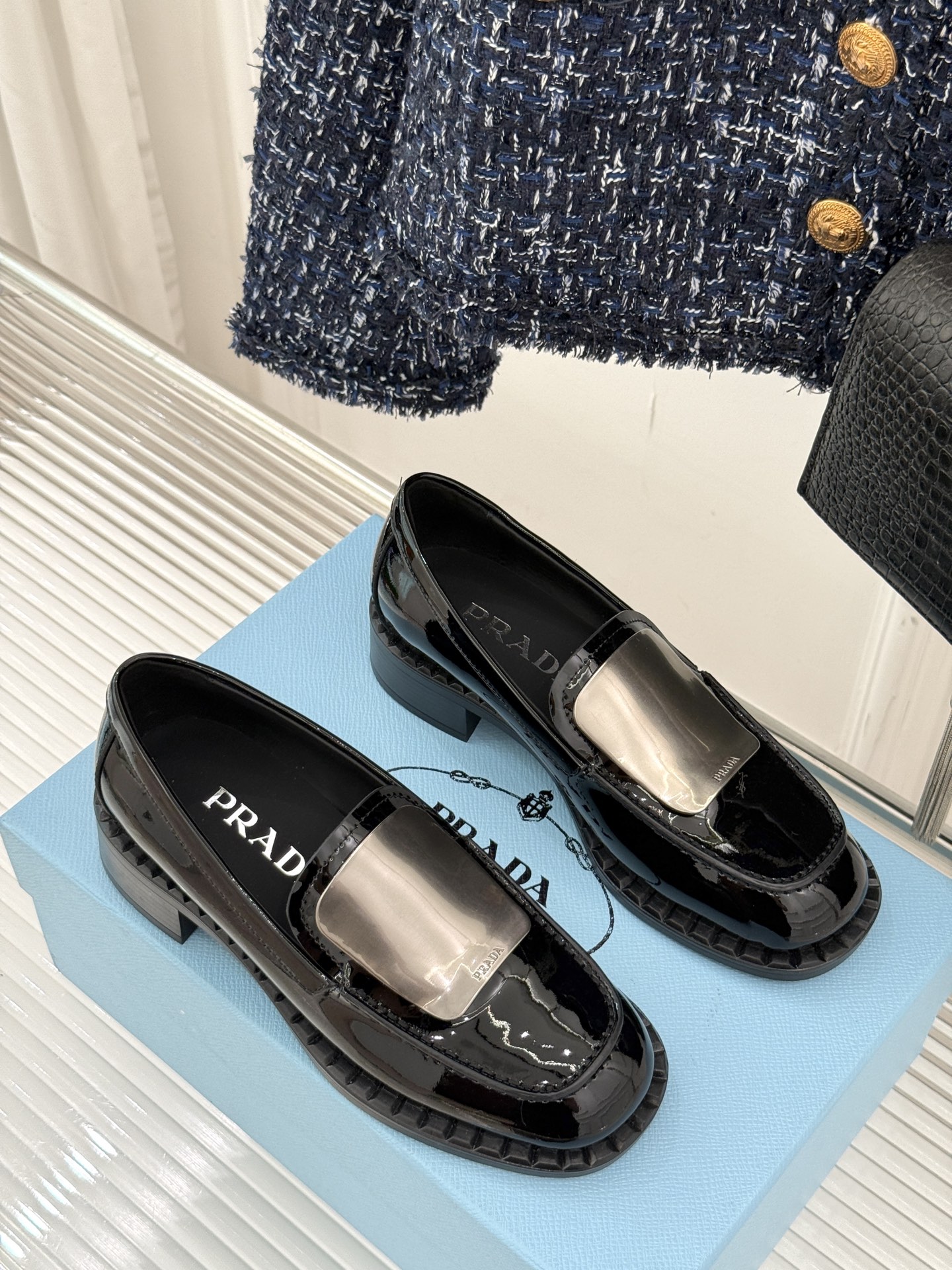 
Prada/普拉达25WF新品
复古五金装饰乐福鞋
经典百搭四季可穿 帅气十足
日常穿搭、上班通勤的搭