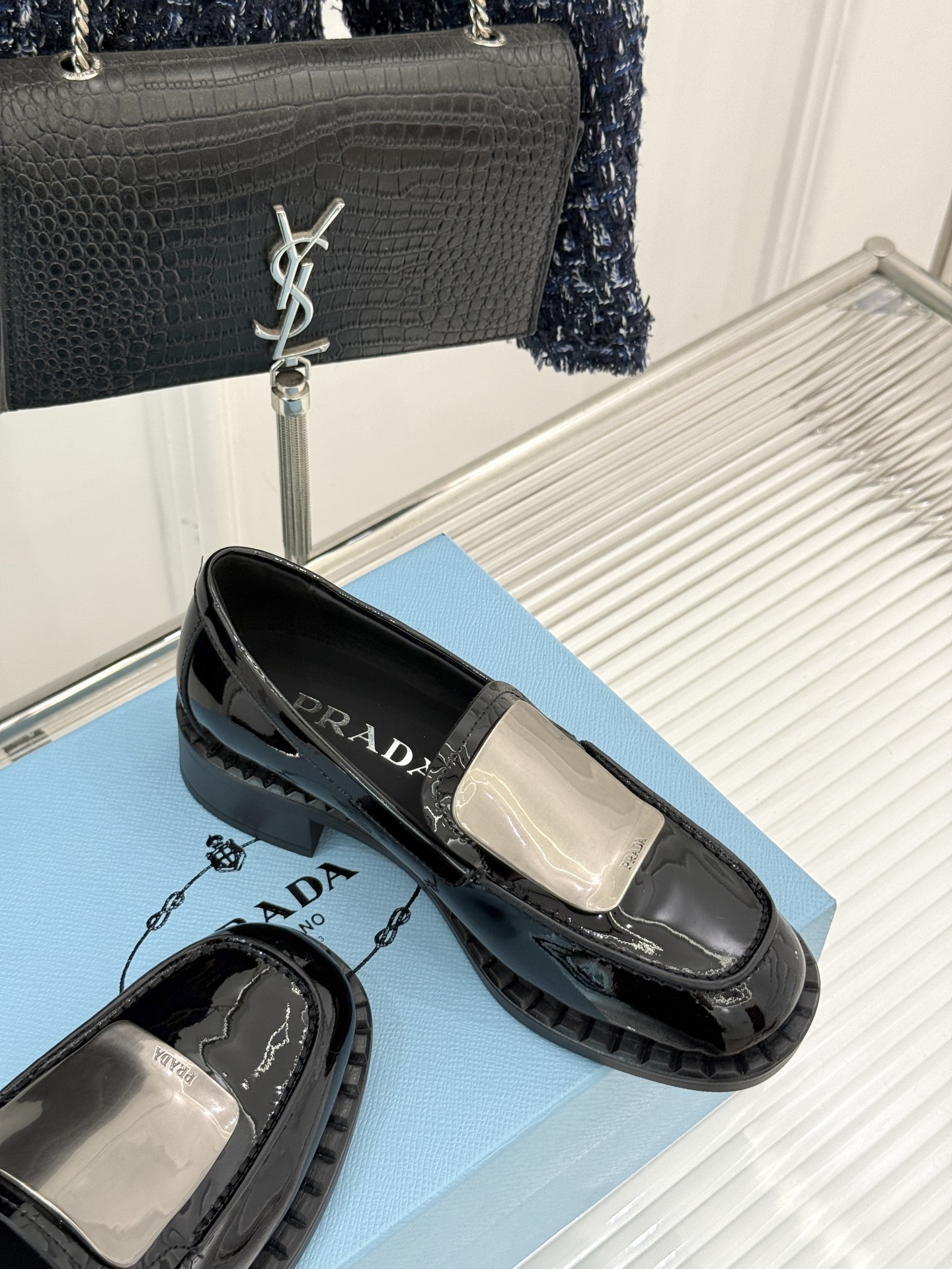 
Prada/普拉达25WF新品
复古五金装饰乐福鞋
经典百搭四季可穿 帅气十足
日常穿搭、上班通勤的搭