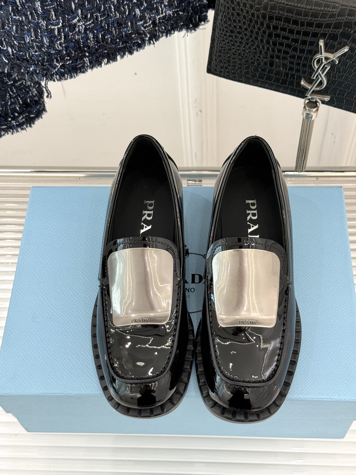 
Prada/普拉达25WF新品
复古五金装饰乐福鞋
经典百搭四季可穿 帅气十足
日常穿搭、上班通勤的搭