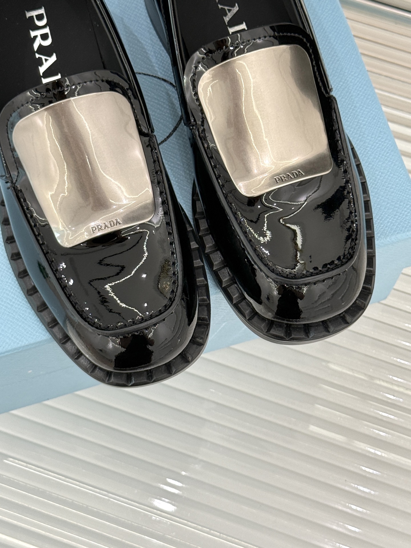 
Prada/普拉达25WF新品
复古五金装饰乐福鞋
经典百搭四季可穿 帅气十足
日常穿搭、上班通勤的搭