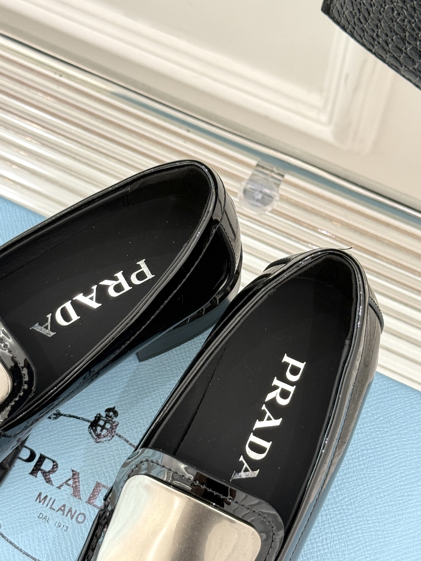 
Prada/普拉达25WF新品
复古五金装饰乐福鞋
经典百搭四季可穿 帅气十足
日常穿搭、上班通勤的搭