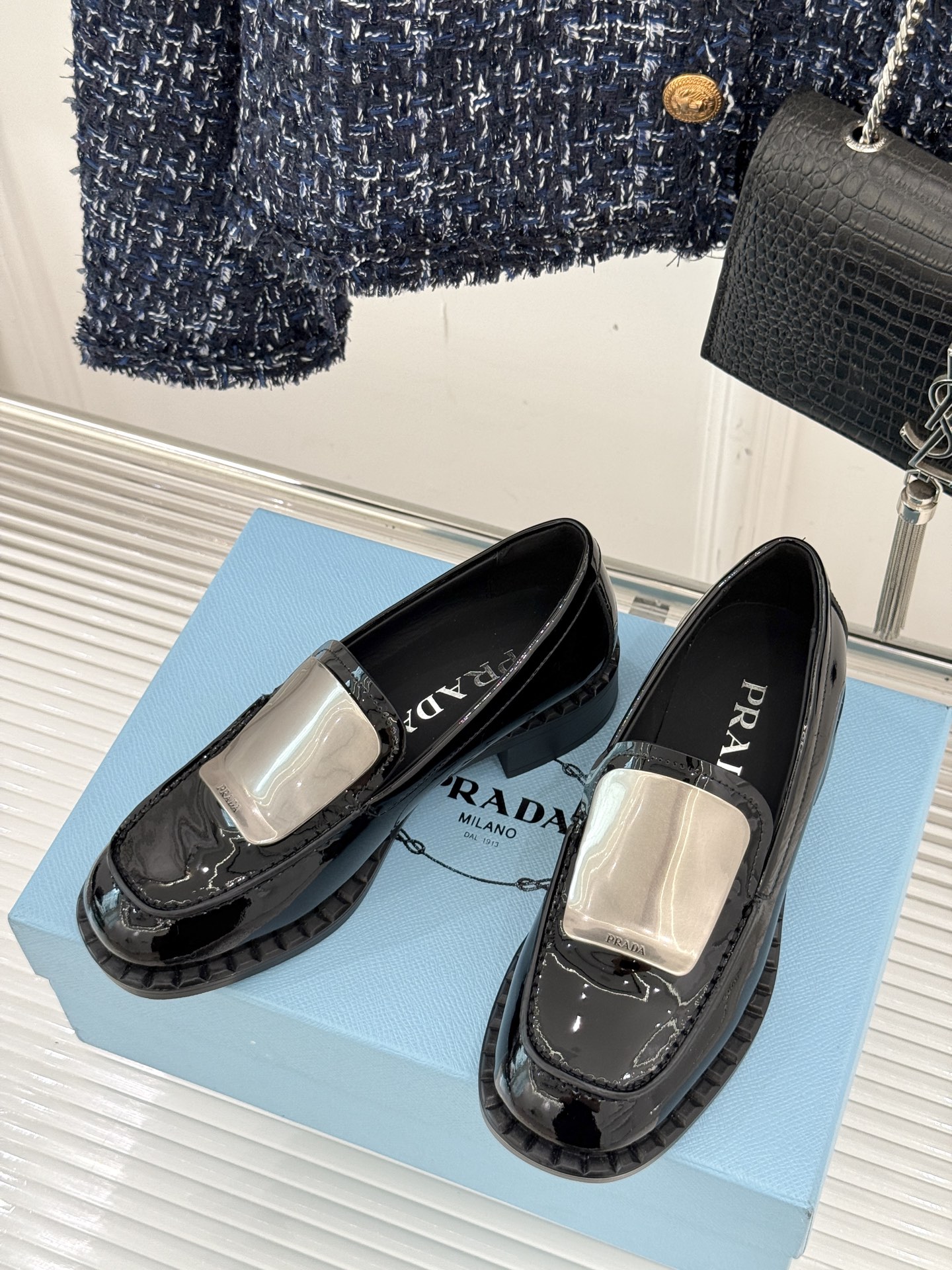 
Prada/普拉达25WF新品
复古五金装饰乐福鞋
经典百搭四季可穿 帅气十足
日常穿搭、上班通勤的搭