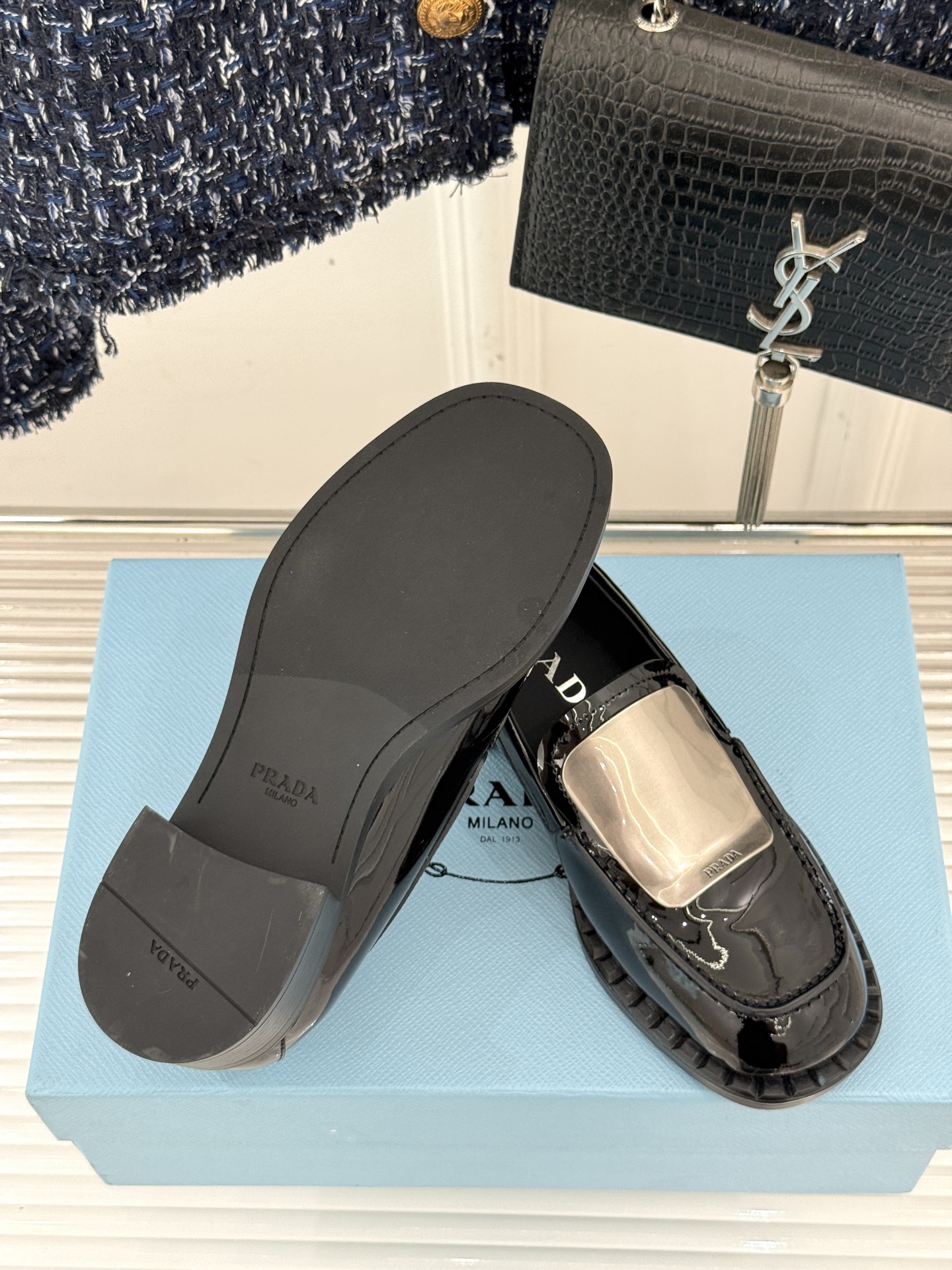 
Prada/普拉达25WF新品
复古五金装饰乐福鞋
经典百搭四季可穿 帅气十足
日常穿搭、上班通勤的搭