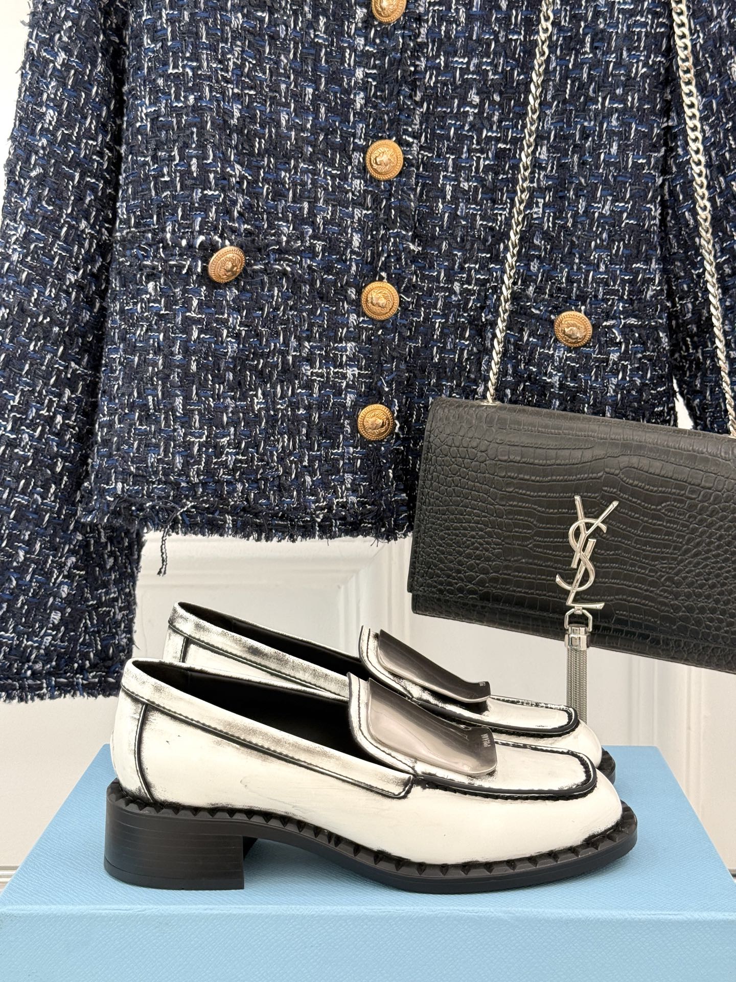 
Prada/普拉达25WF新品
复古五金装饰乐福鞋
经典百搭四季可穿 帅气十足
日常穿搭、上班通勤的搭