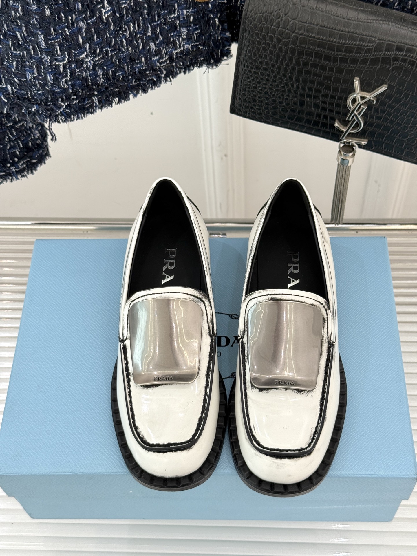 
Prada/普拉达25WF新品
复古五金装饰乐福鞋
经典百搭四季可穿 帅气十足
日常穿搭、上班通勤的搭