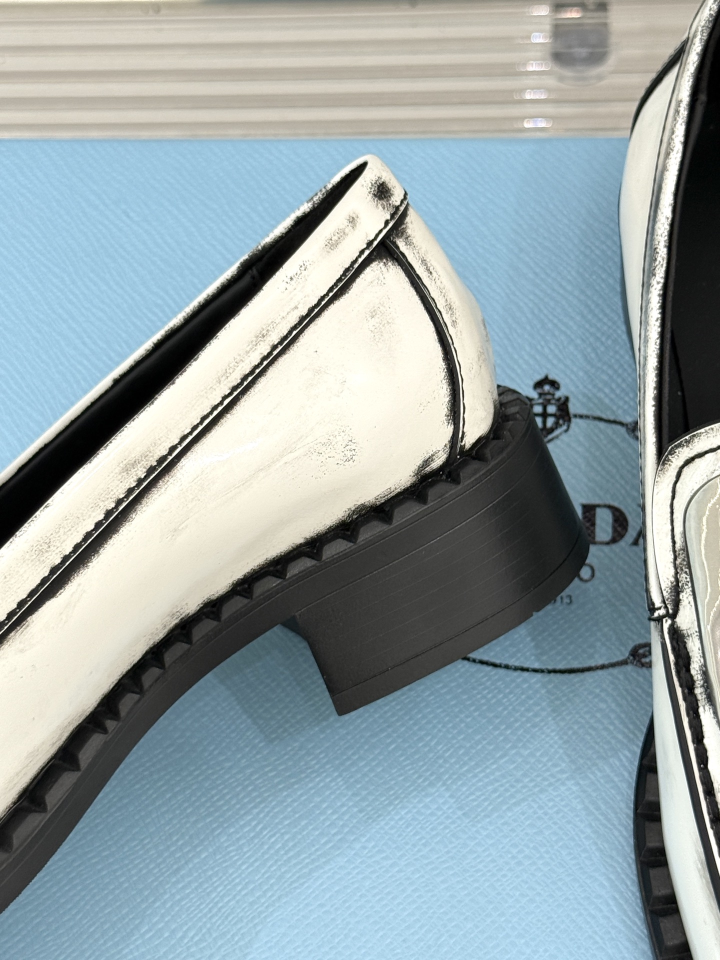 
Prada/普拉达25WF新品
复古五金装饰乐福鞋
经典百搭四季可穿 帅气十足
日常穿搭、上班通勤的搭
