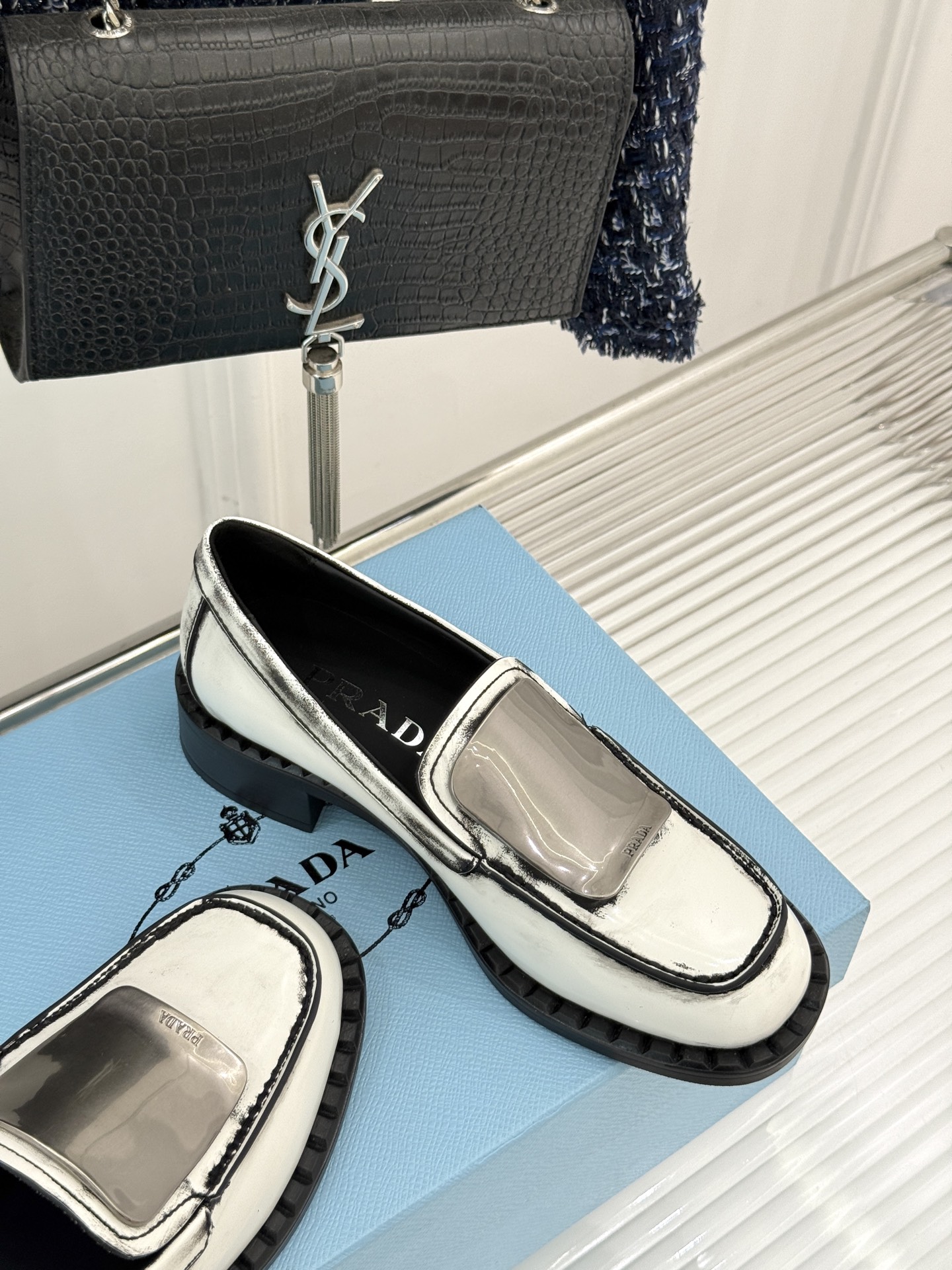 
Prada/普拉达25WF新品
复古五金装饰乐福鞋
经典百搭四季可穿 帅气十足
日常穿搭、上班通勤的搭