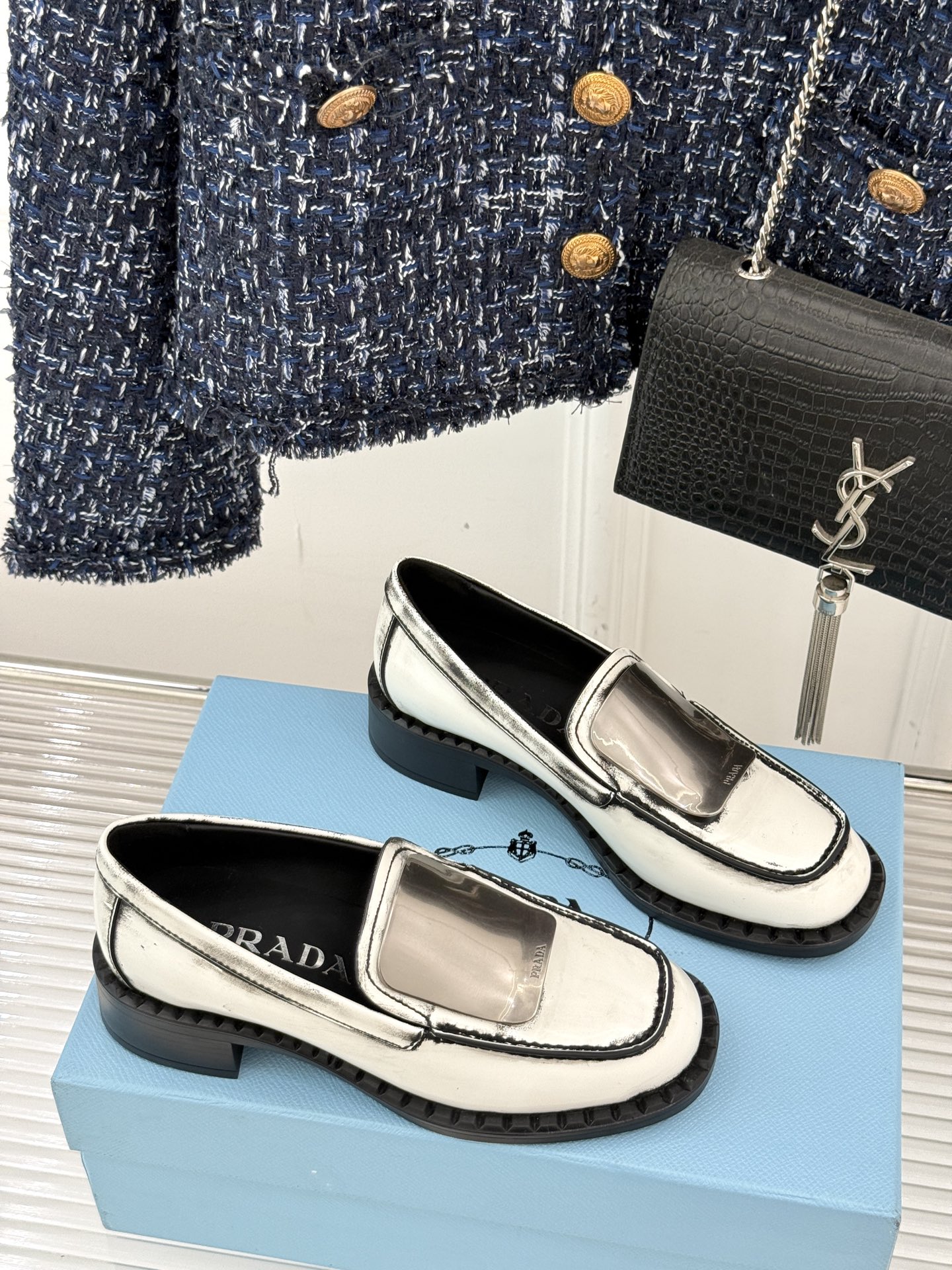 
Prada/普拉达25WF新品
复古五金装饰乐福鞋
经典百搭四季可穿 帅气十足
日常穿搭、上班通勤的搭
