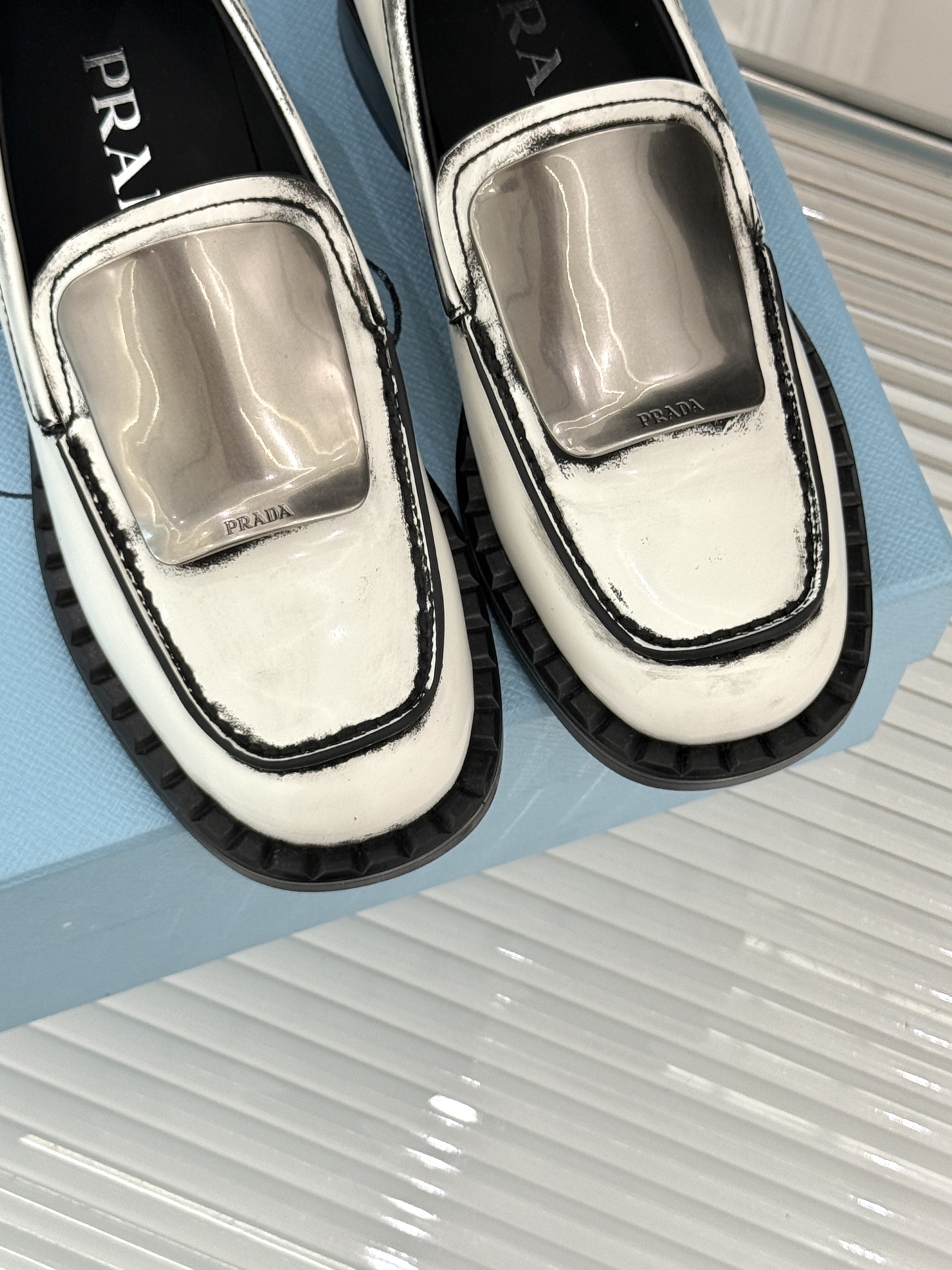 
Prada/普拉达25WF新品
复古五金装饰乐福鞋
经典百搭四季可穿 帅气十足
日常穿搭、上班通勤的搭