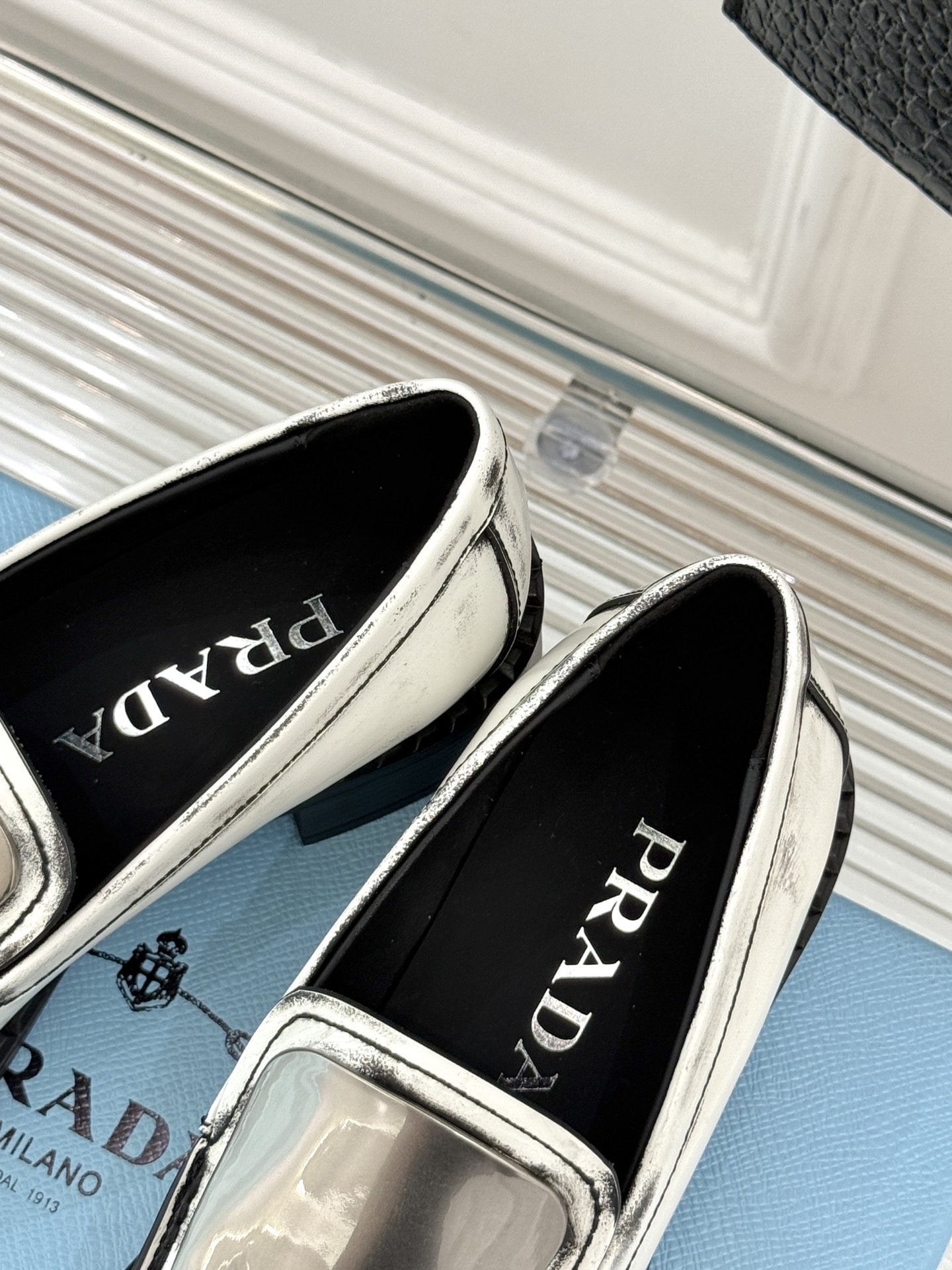 
Prada/普拉达25WF新品
复古五金装饰乐福鞋
经典百搭四季可穿 帅气十足
日常穿搭、上班通勤的搭