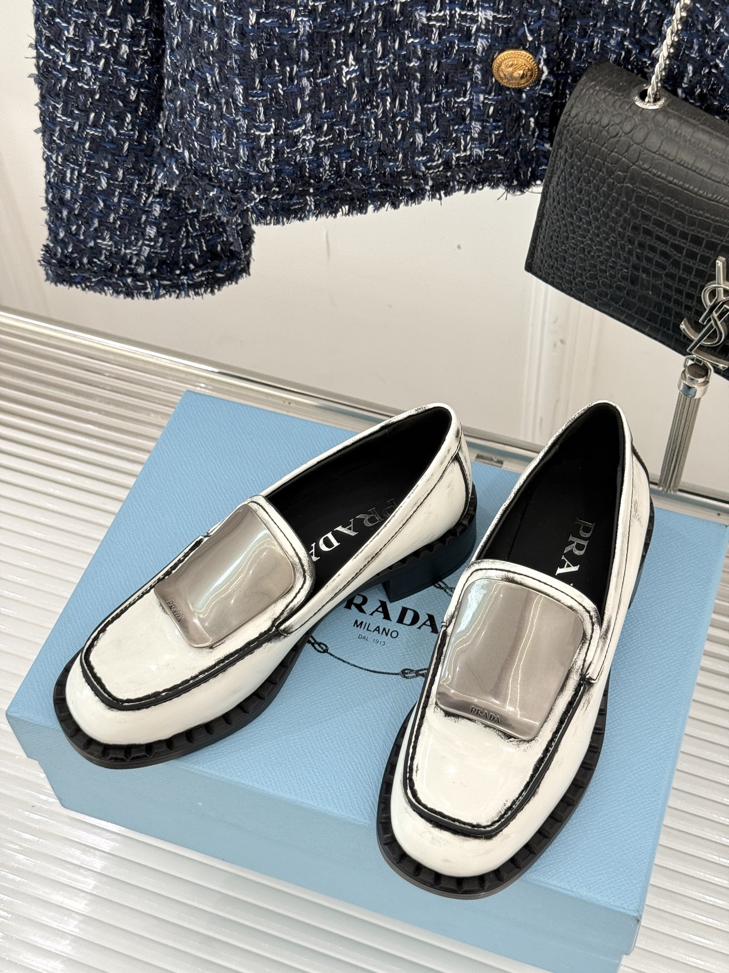 
Prada/普拉达25WF新品
复古五金装饰乐福鞋
经典百搭四季可穿 帅气十足
日常穿搭、上班通勤的搭