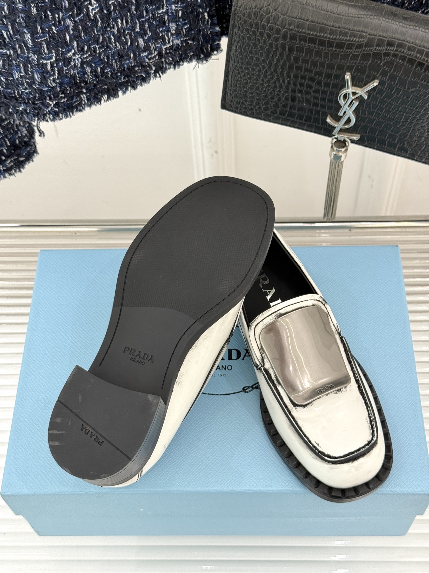 
Prada/普拉达25WF新品
复古五金装饰乐福鞋
经典百搭四季可穿 帅气十足
日常穿搭、上班通勤的搭