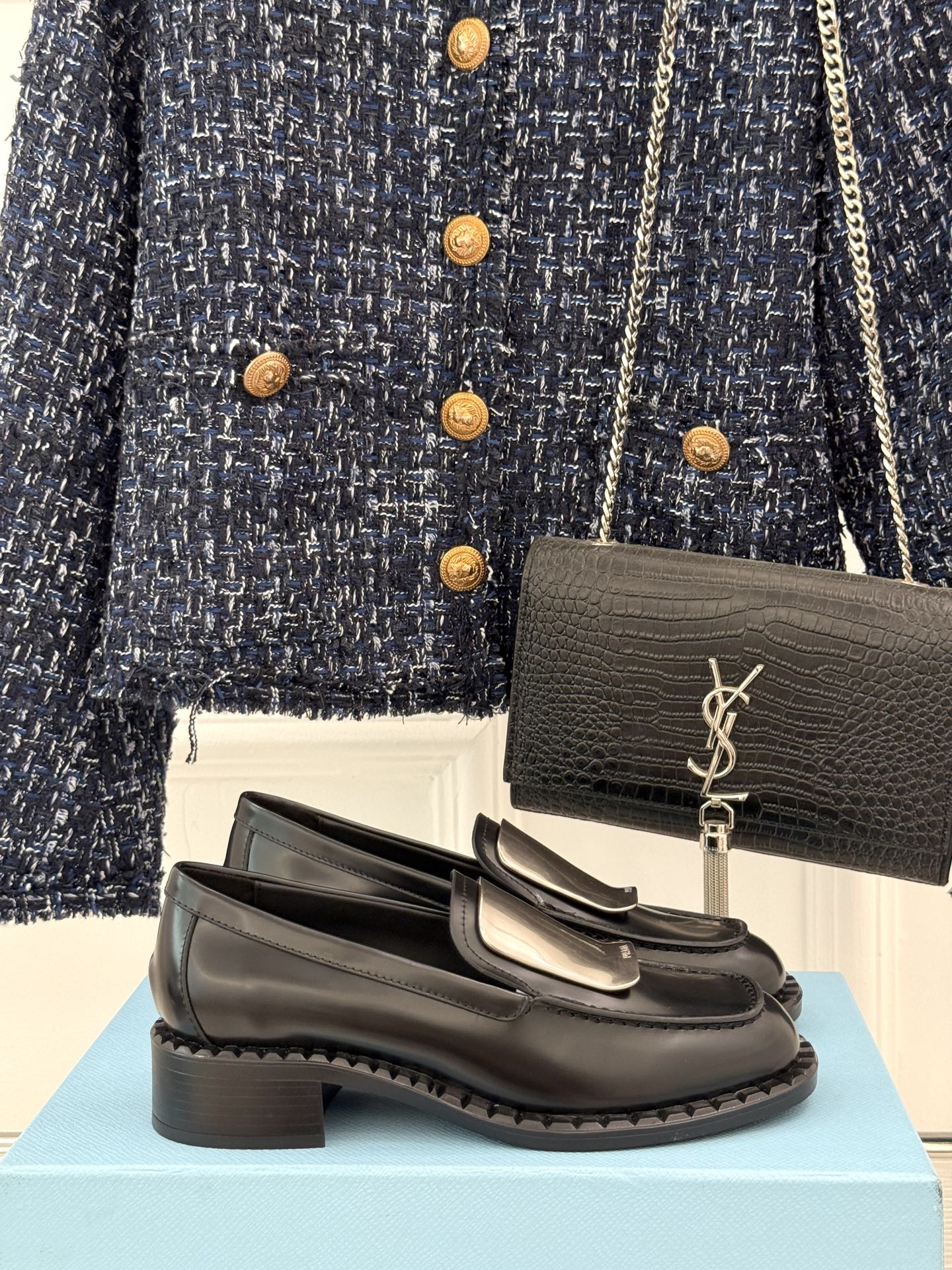 
Prada/普拉达25WF新品
复古五金装饰乐福鞋
经典百搭四季可穿 帅气十足
日常穿搭、上班通勤的搭