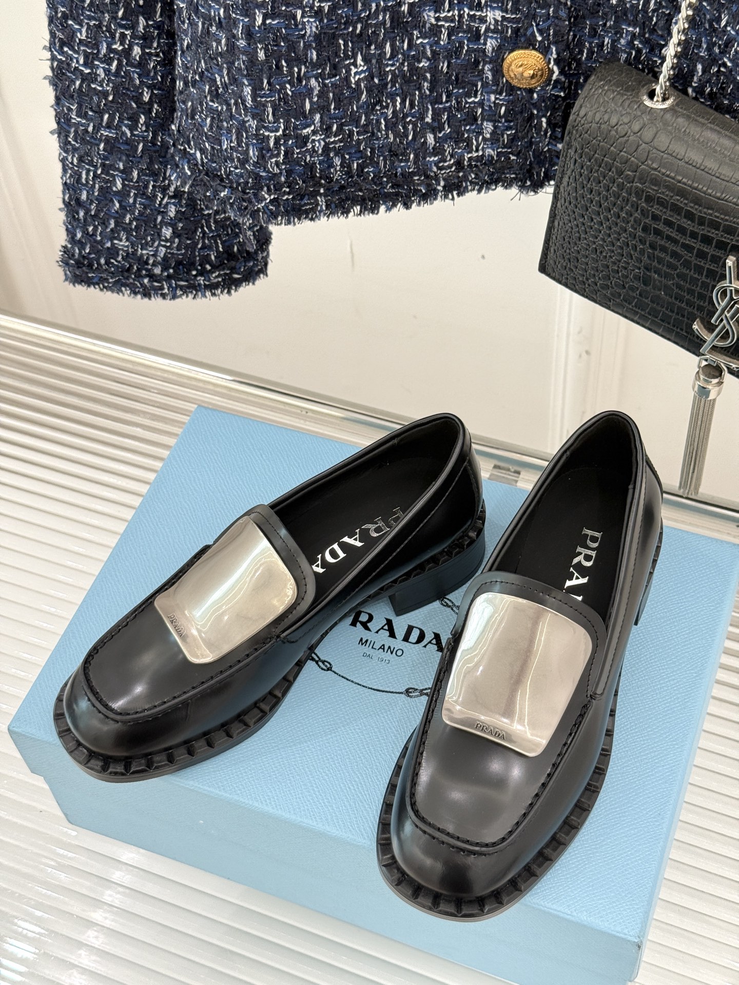 
Prada/普拉达25WF新品
复古五金装饰乐福鞋
经典百搭四季可穿 帅气十足
日常穿搭、上班通勤的搭