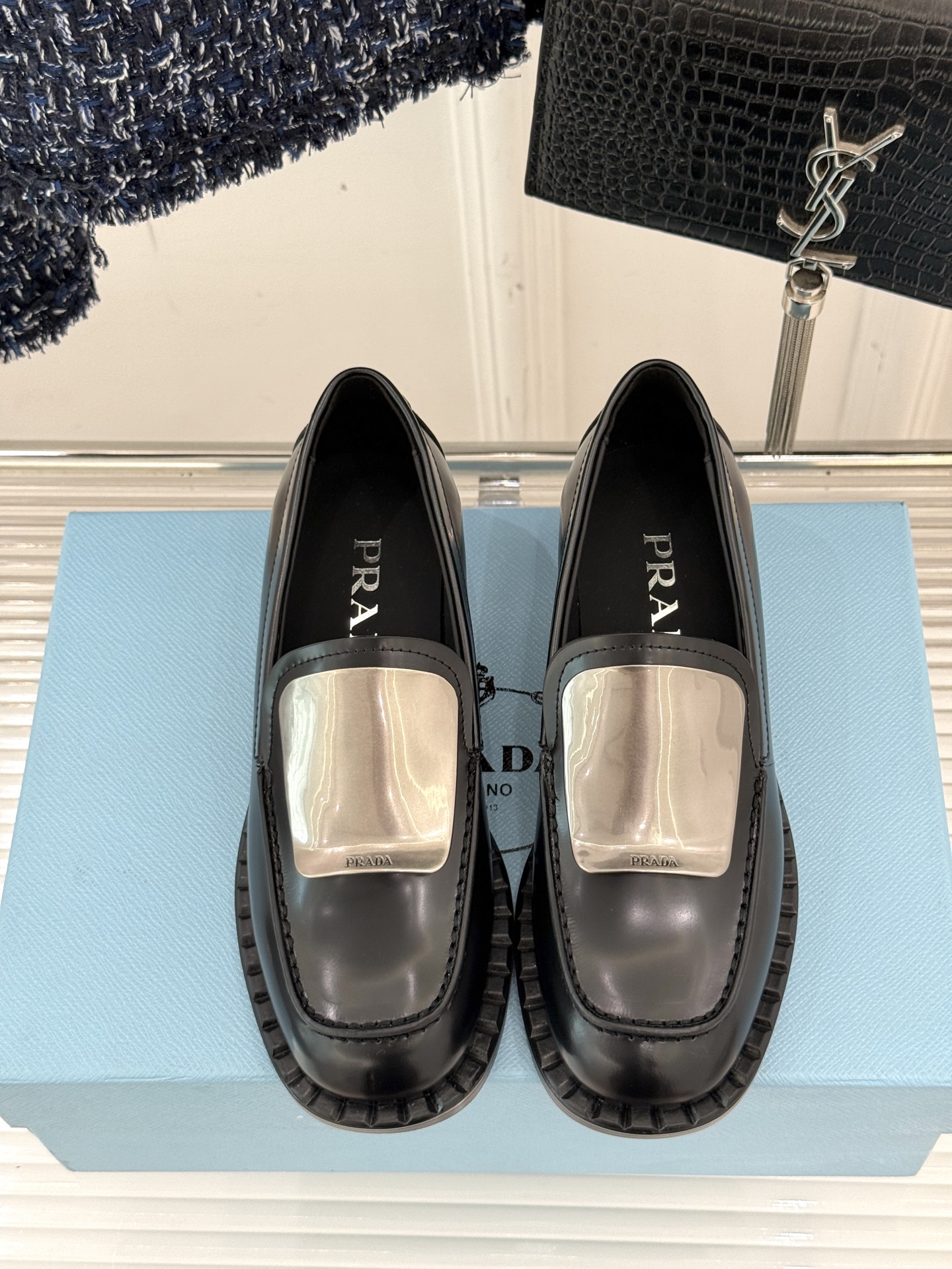 
Prada/普拉达25WF新品
复古五金装饰乐福鞋
经典百搭四季可穿 帅气十足
日常穿搭、上班通勤的搭