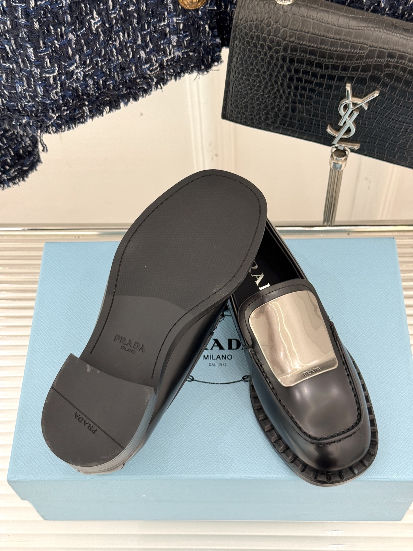 
Prada/普拉达25WF新品
复古五金装饰乐福鞋
经典百搭四季可穿 帅气十足
日常穿搭、上班通勤的搭