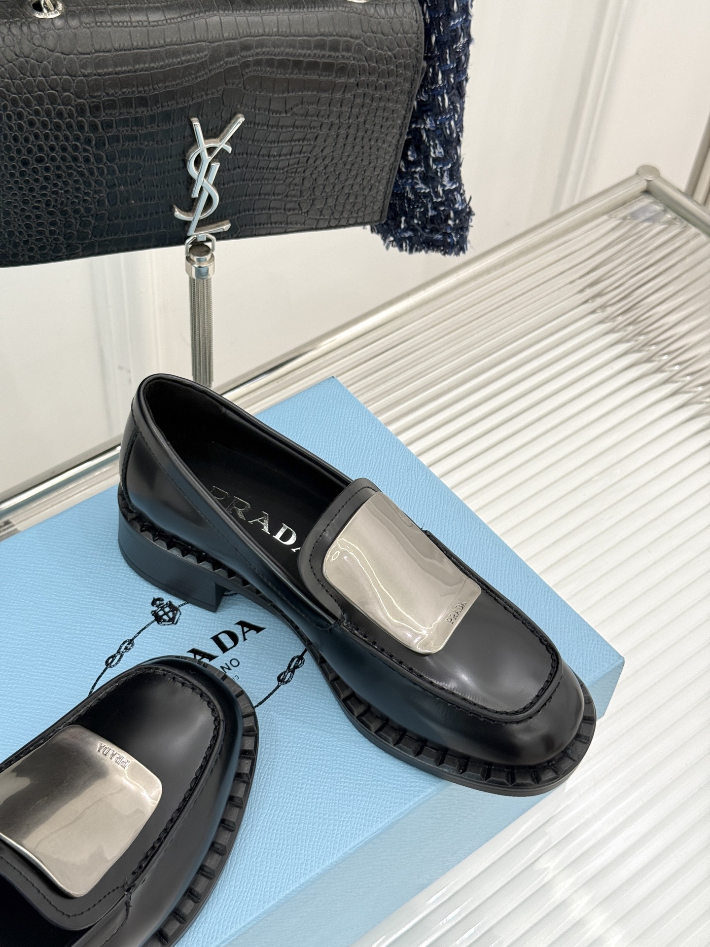 
Prada/普拉达25WF新品
复古五金装饰乐福鞋
经典百搭四季可穿 帅气十足
日常穿搭、上班通勤的搭