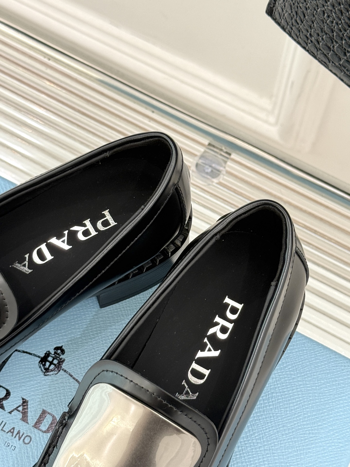 
Prada/普拉达25WF新品
复古五金装饰乐福鞋
经典百搭四季可穿 帅气十足
日常穿搭、上班通勤的搭