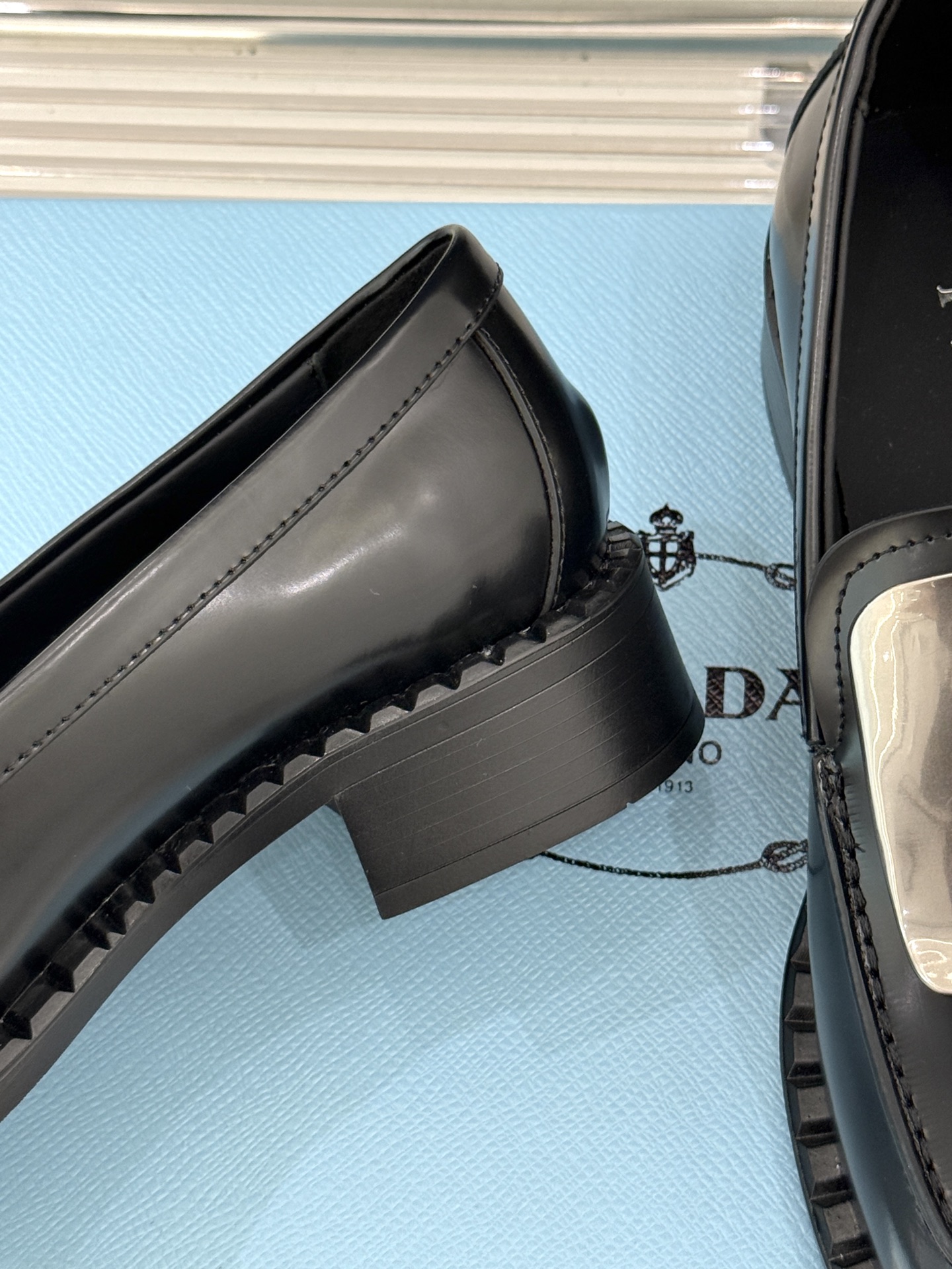 
Prada/普拉达25WF新品
复古五金装饰乐福鞋
经典百搭四季可穿 帅气十足
日常穿搭、上班通勤的搭