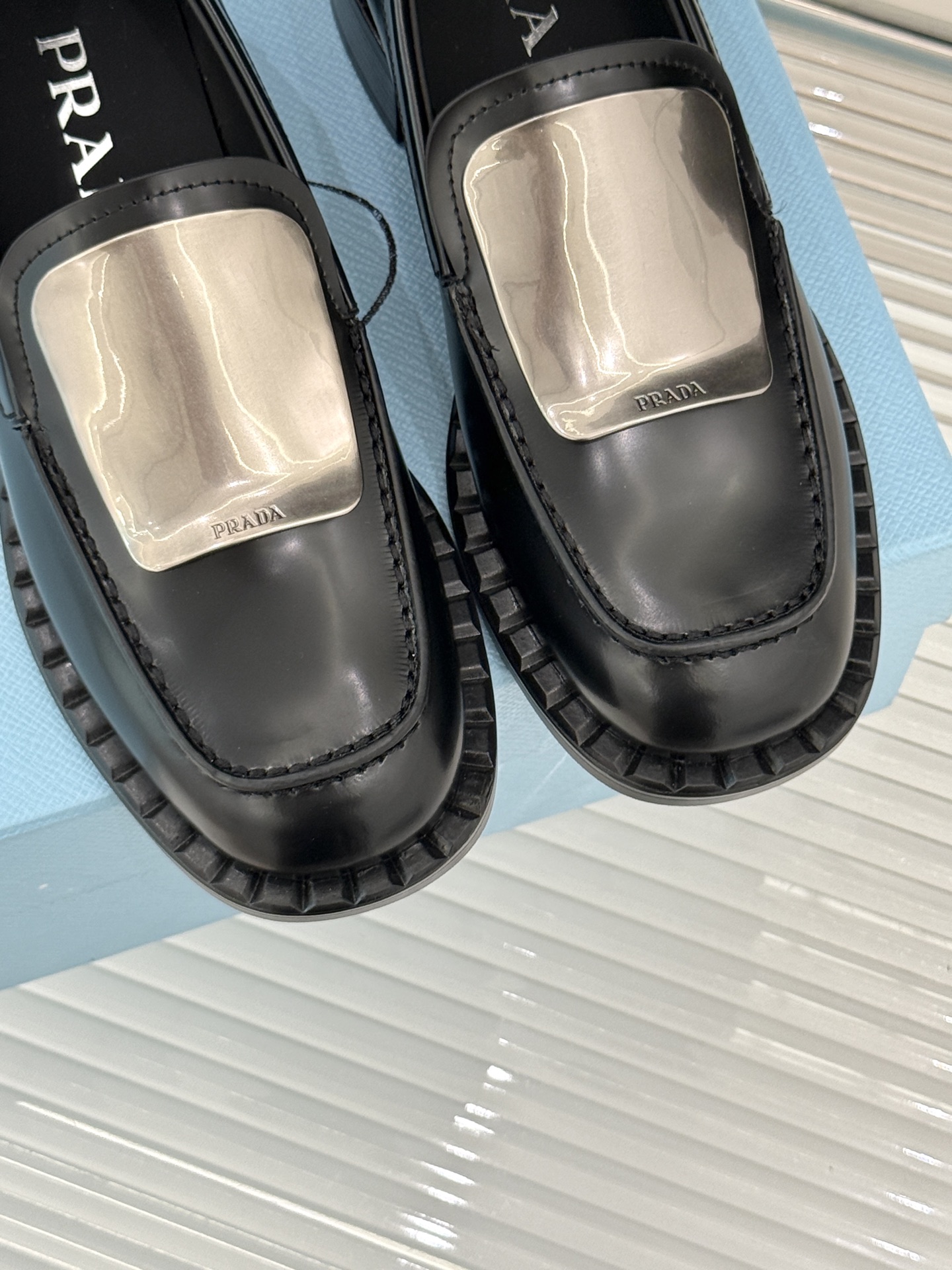 
Prada/普拉达25WF新品
复古五金装饰乐福鞋
经典百搭四季可穿 帅气十足
日常穿搭、上班通勤的搭