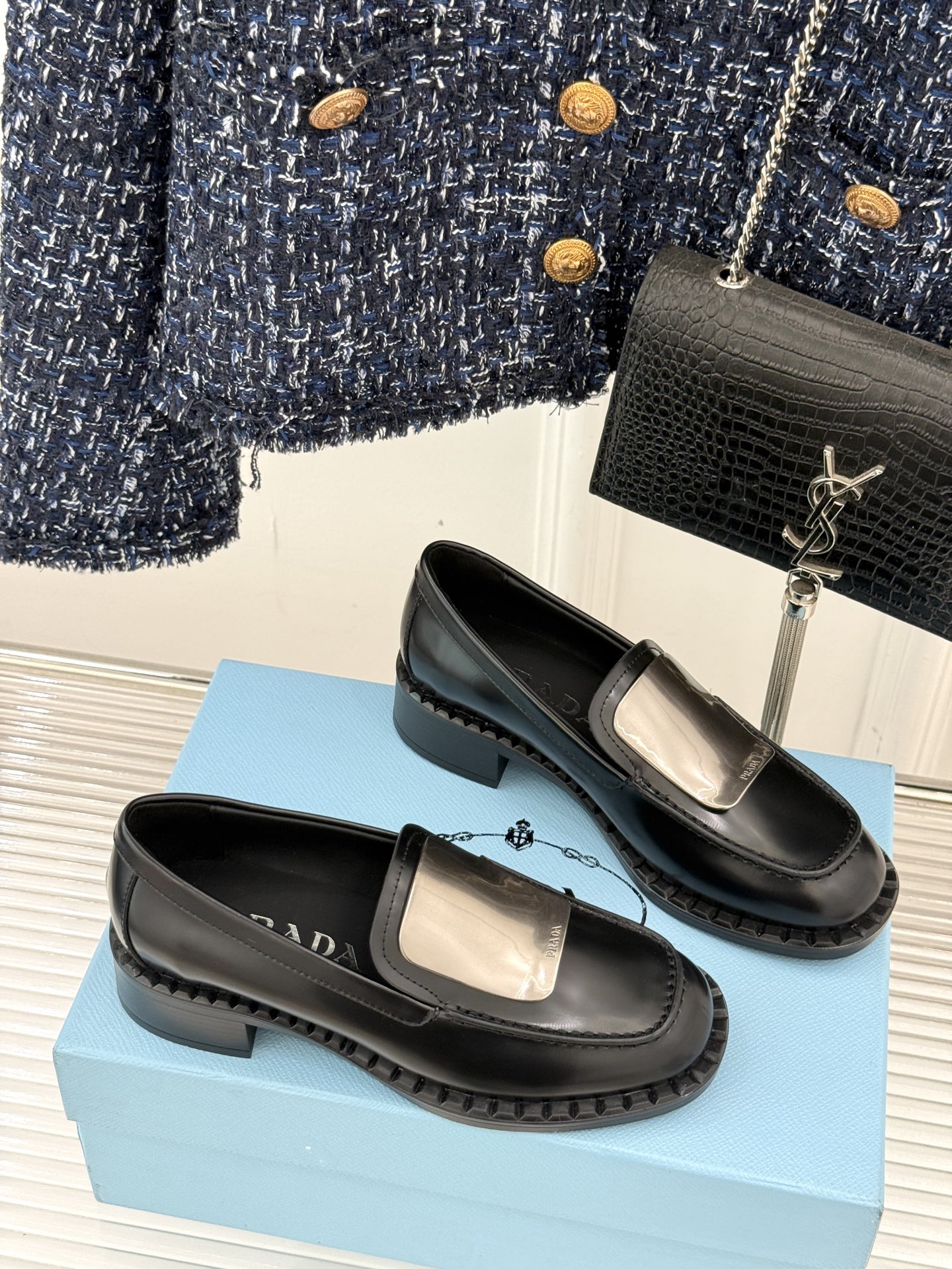 
Prada/普拉达25WF新品
复古五金装饰乐福鞋
经典百搭四季可穿 帅气十足
日常穿搭、上班通勤的搭