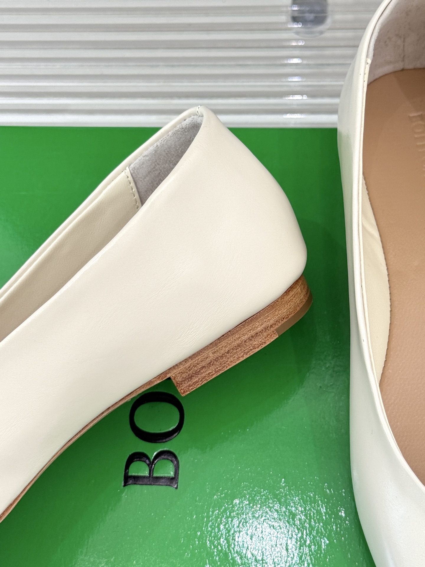 
Bottega Venet*｜BV葆蝶家
25ss新品平底单鞋
设计舒适时尚 让你爱不释手!
既显气质
