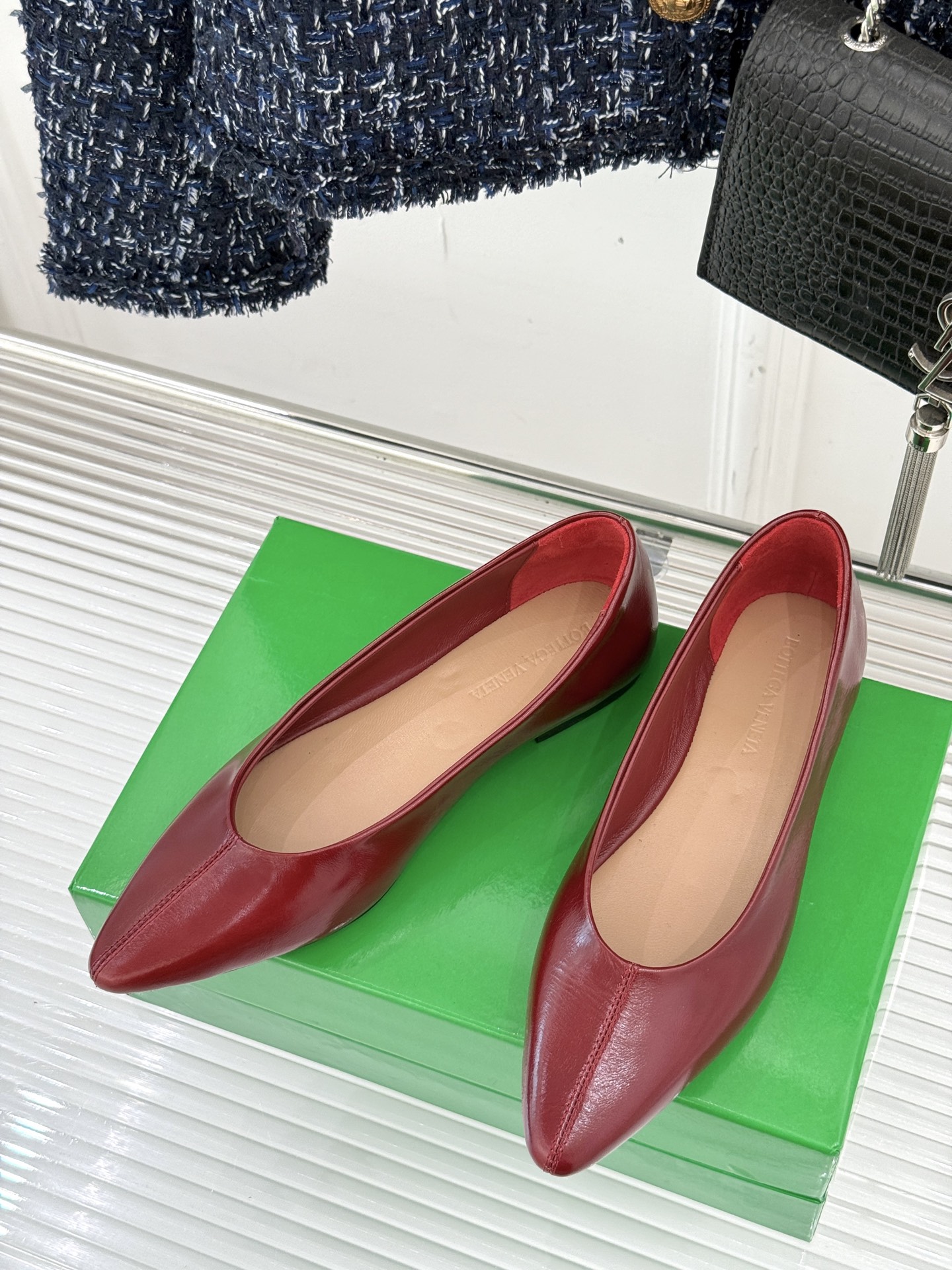 
Bottega Venet*｜BV葆蝶家
25ss新品平底单鞋
设计舒适时尚 让你爱不释手!
既显气质