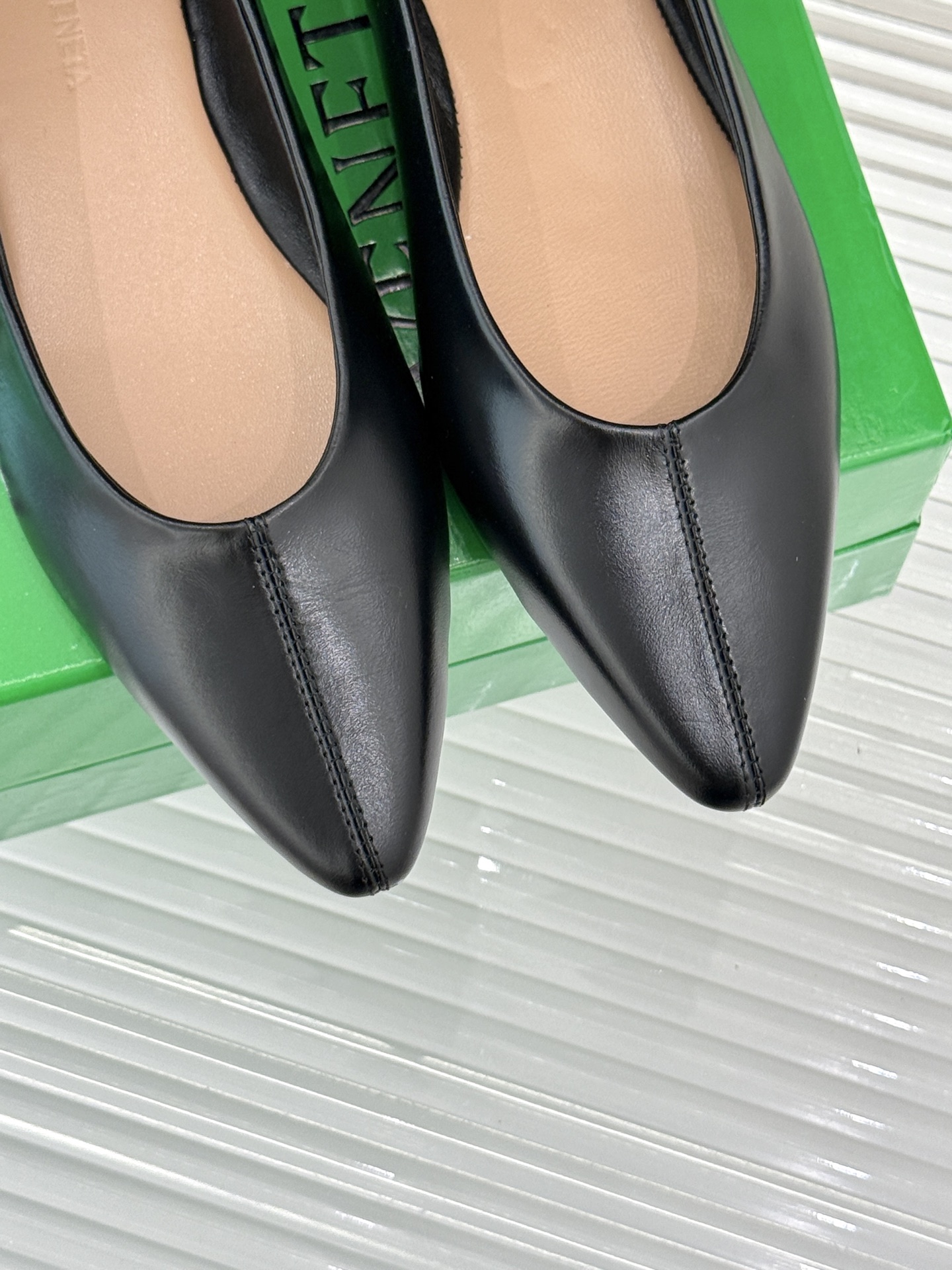 
Bottega Venet*｜BV葆蝶家
25ss新品平底单鞋
设计舒适时尚 让你爱不释手!
既显气质