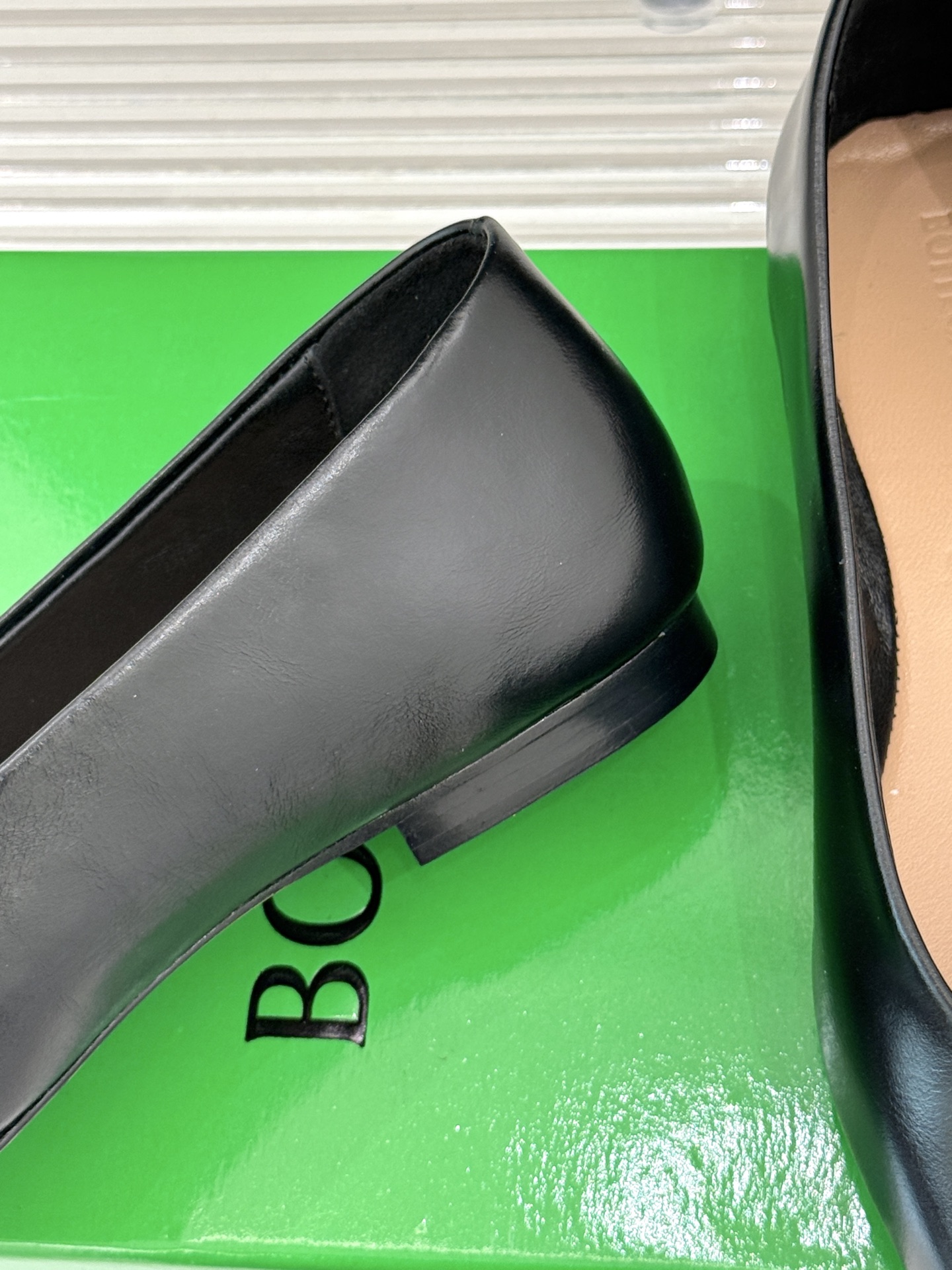 
Bottega Venet*｜BV葆蝶家
25ss新品平底单鞋
设计舒适时尚 让你爱不释手!
既显气质